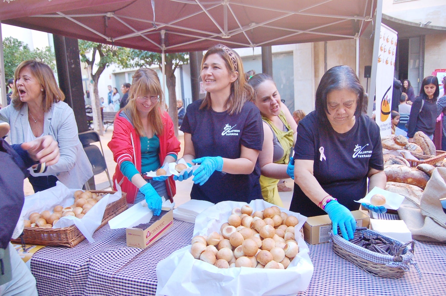 Aquest dissabte, 19 d'octubre, s'ha celebrat a la Torre del Palau de Terrassa la 3a Gran Festa del Pa. La festivitat, organitzada per l'Ajuntament de Terrassa i el Gremi de Flequers i Pastissers de Terrassa i Comarca, vol promocionar el consum de pa elaborat per les fleques de la ciutat, l'ofici dels forners i apropar aquest sector a la població | Ramon Navarro