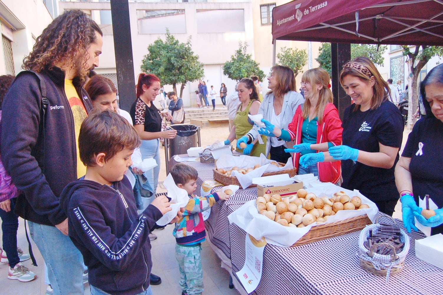 Aquest dissabte, 19 d'octubre, s'ha celebrat a la Torre del Palau de Terrassa la 3a Gran Festa del Pa. La festivitat, organitzada per l'Ajuntament de Terrassa i el Gremi de Flequers i Pastissers de Terrassa i Comarca, vol promocionar el consum de pa elaborat per les fleques de la ciutat, l'ofici dels forners i apropar aquest sector a la població | Ramon Navarro