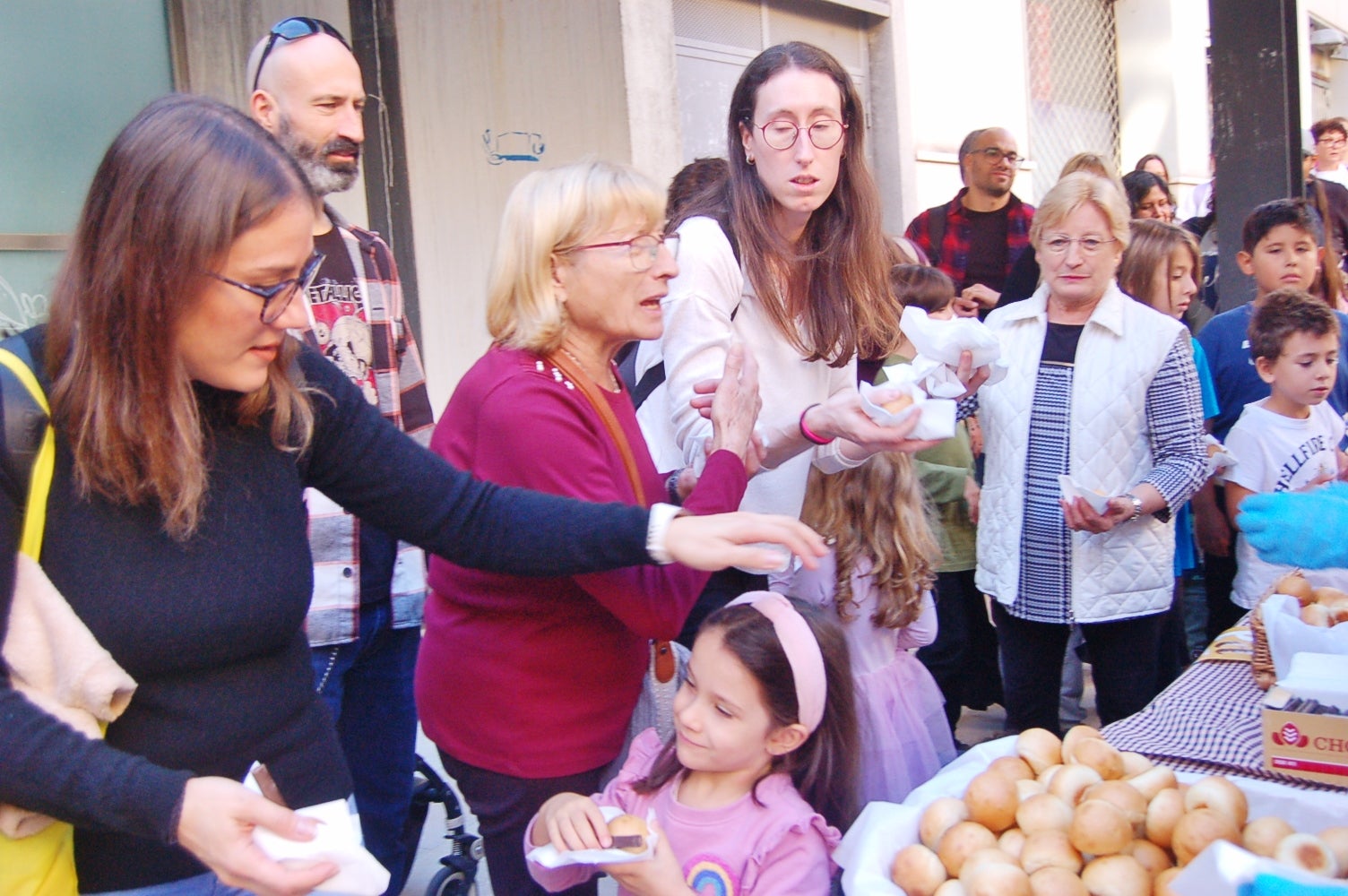 Aquest dissabte, 19 d'octubre, s'ha celebrat a la Torre del Palau de Terrassa la 3a Gran Festa del Pa. La festivitat, organitzada per l'Ajuntament de Terrassa i el Gremi de Flequers i Pastissers de Terrassa i Comarca, vol promocionar el consum de pa elaborat per les fleques de la ciutat, l'ofici dels forners i apropar aquest sector a la població | Ramon Navarro