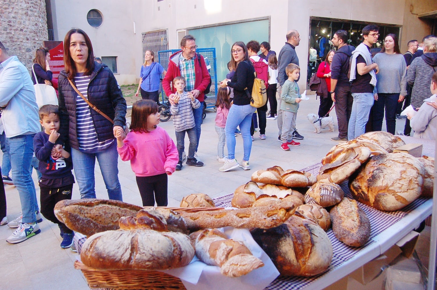 Aquest dissabte, 19 d'octubre, s'ha celebrat a la Torre del Palau de Terrassa la 3a Gran Festa del Pa. La festivitat, organitzada per l'Ajuntament de Terrassa i el Gremi de Flequers i Pastissers de Terrassa i Comarca, vol promocionar el consum de pa elaborat per les fleques de la ciutat, l'ofici dels forners i apropar aquest sector a la població | Ramon Navarro