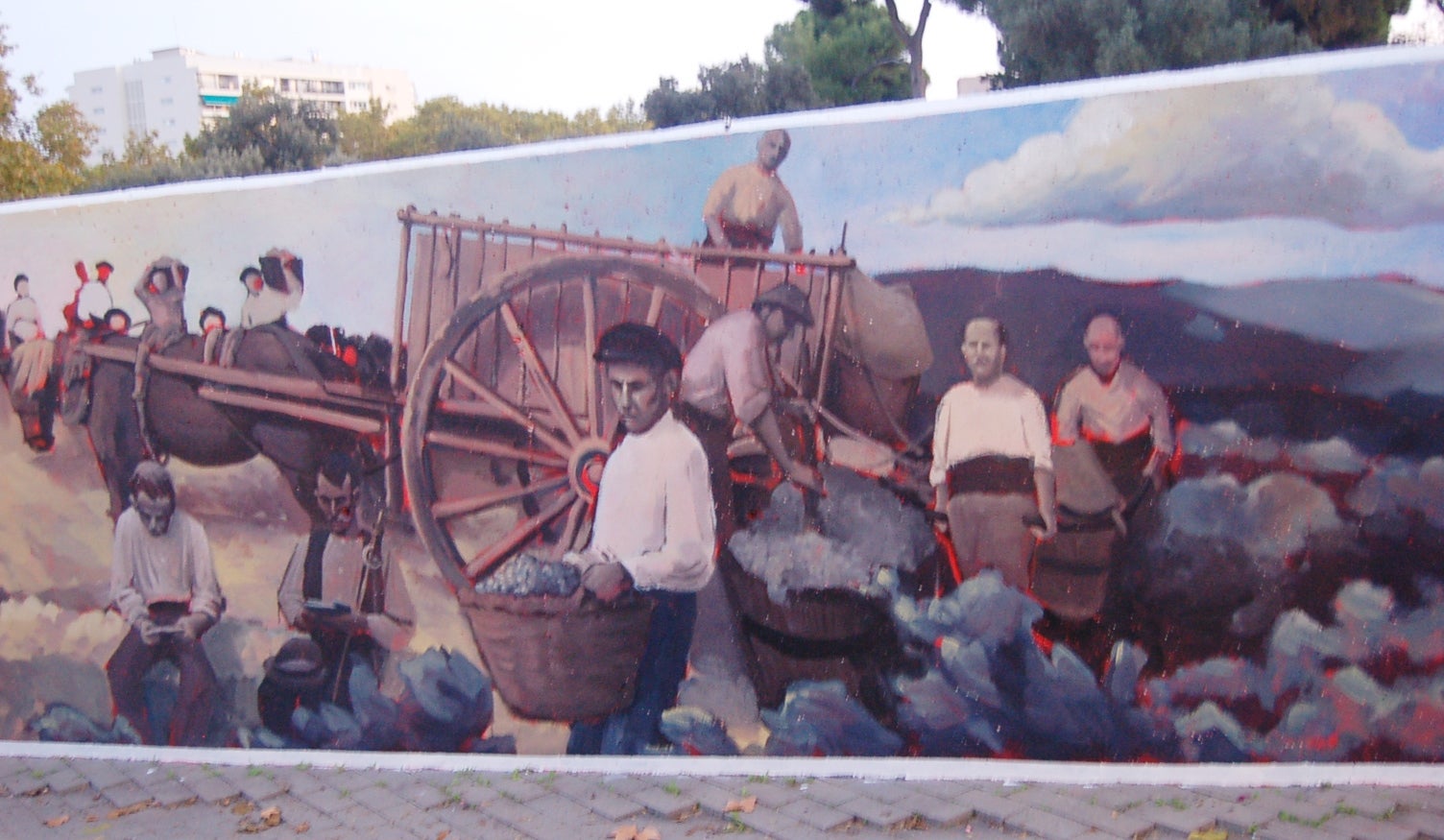 Mural histórico sobre la vendimia en 1888. En el Antiguo Ayuntamiento de Sant Pere se ha descubierto el mural histórico y costumbrista sobre la vendimia en los viñedos de Can Parellada, en el año 1888. La pieza lleva asociada información adicional, que explica el contenido y el trasfondo histórico del mural, accesible a través del QR que se encuentra en el propio mural/Ramon Navarro