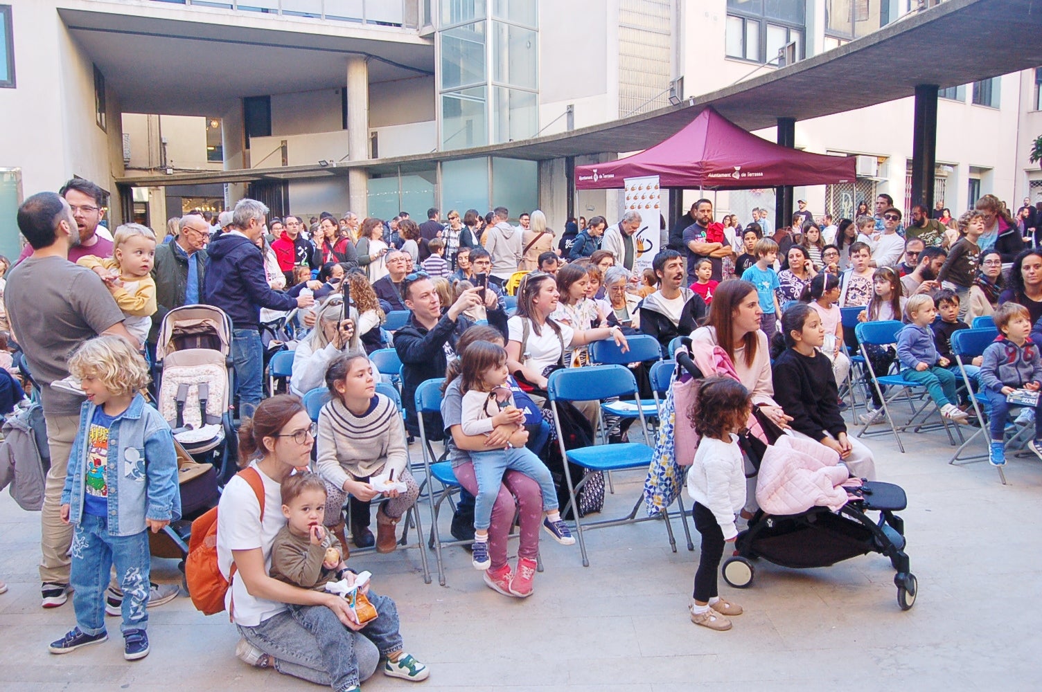 Aquest dissabte, 19 d'octubre, s'ha celebrat a la Torre del Palau de Terrassa la 3a Gran Festa del Pa. La festivitat, organitzada per l'Ajuntament de Terrassa i el Gremi de Flequers i Pastissers de Terrassa i Comarca, vol promocionar el consum de pa elaborat per les fleques de la ciutat, l'ofici dels forners i apropar aquest sector a la població | Ramon Navarro