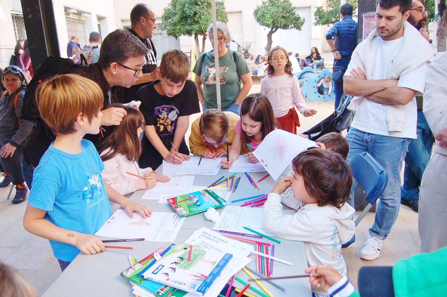 Aquest dissabte, 19 d'octubre, s'ha celebrat a la Torre del Palau de Terrassa la 3a Gran Festa del Pa. La festivitat, organitzada per l'Ajuntament de Terrassa i el Gremi de Flequers i Pastissers de Terrassa i Comarca, vol promocionar el consum de pa elaborat per les fleques de la ciutat, l'ofici dels forners i apropar aquest sector a la població | Ramon Navarro