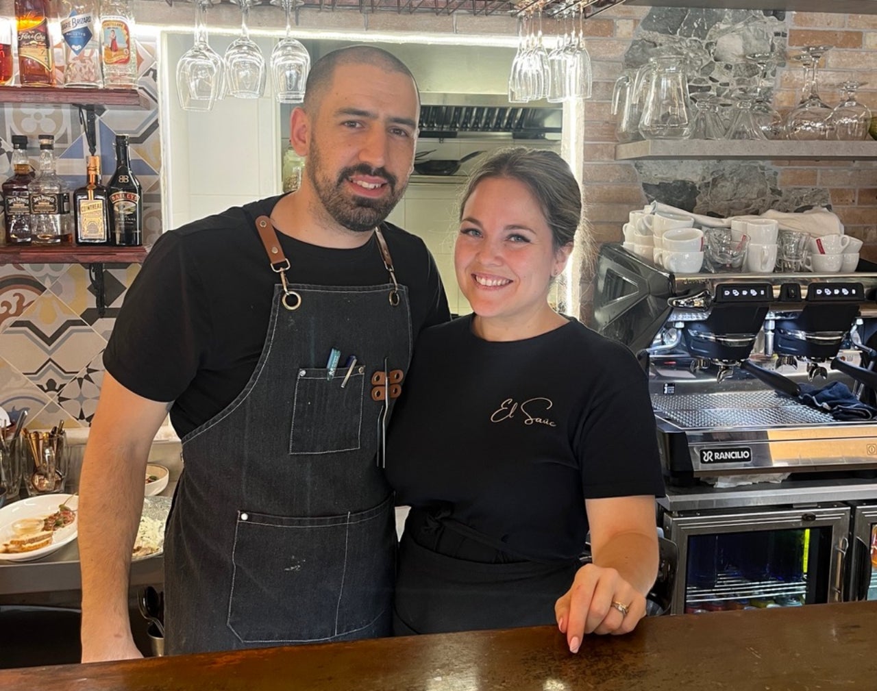 Luis Martínez y Eva Corrales, propietarios del restaurante El Saüc 