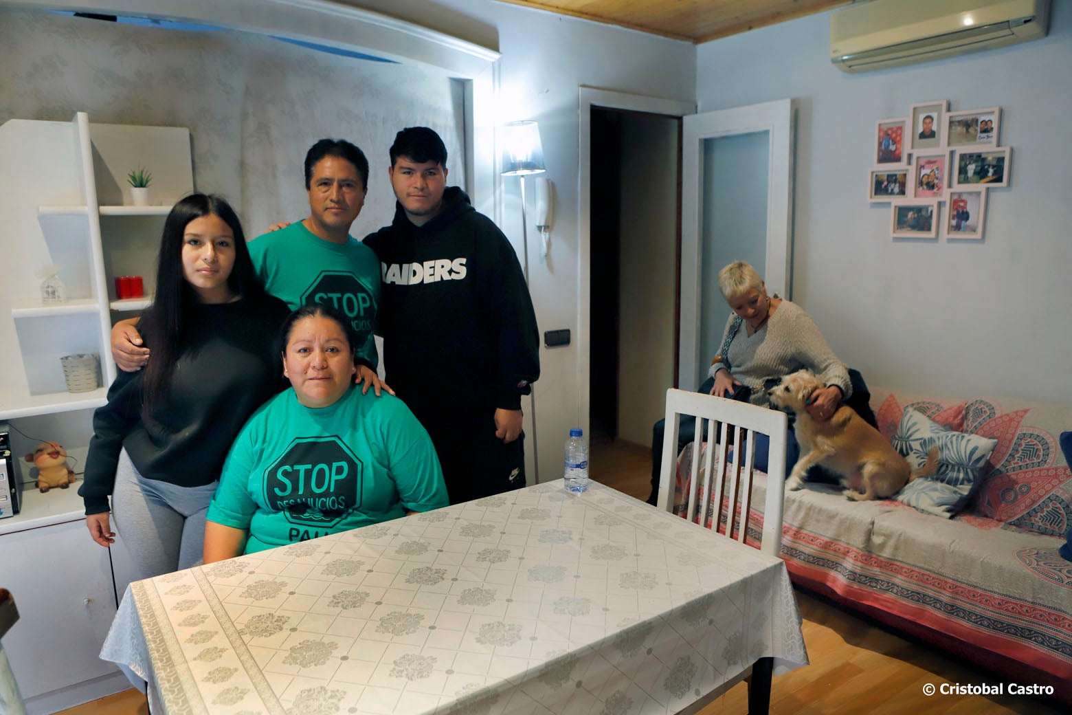Victoria de la PAH frente al fondo buitre Divarian. Este martes 29, estaba previsto el desalojo de la familia de Raúl y Lizette, y sus dos hijos, del piso donde viven en la calle Ter, en el barrio de Can Palet. Finalmente, sin embargo, el juzgado ha dado una tregua y ha fijado la nueva fecha para el mes de febrero. Desde la Plataforma exigen al Ayuntamiento que reconsideren la negativa de incluir a la familia en la lista de Mesa de Emergencia para conseguir una vivienda social en régimen de alquiler | Cristóbal Castro