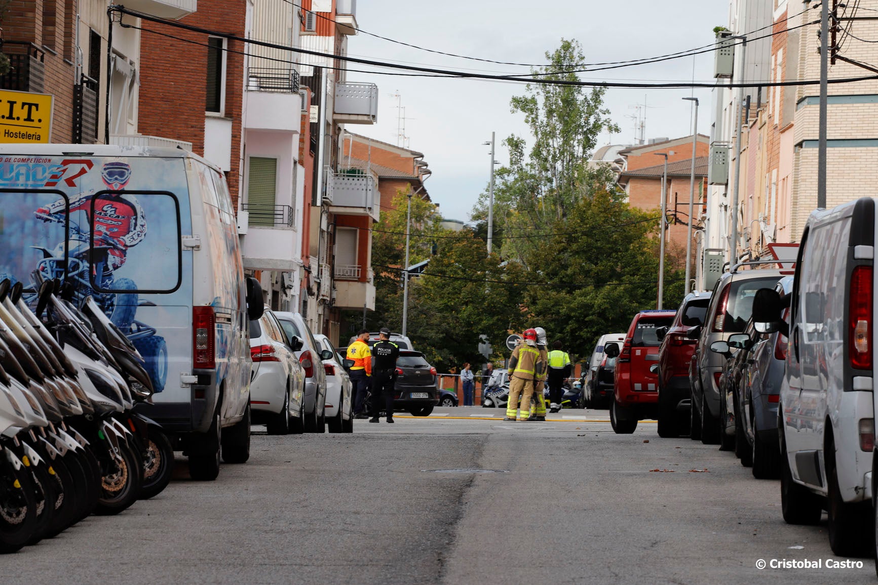 Aquest divendres, dia 18 d’octubre, els serveis d’emergència han rebut un avís a les 10.22h que hi havia una fuita de gas. Veïns del carrer del Pintor Borrassa, a tocar amb Girona, alertaven de la incidència. Tres dotacions dels Bombers, SEM i Policia Municipal s’han desplaçat fins al lloc. Malgrat que la fuita era “important”, no ha calgut desallotjar ningú, i les primeres informacions apunten que els serveis mèdics tampoc han hagut d’intervenir. Un cop s’ha controlat la fuita, s’ha deixat pas als tècnics de la companyia del subministrament per solucionar l’avaria.