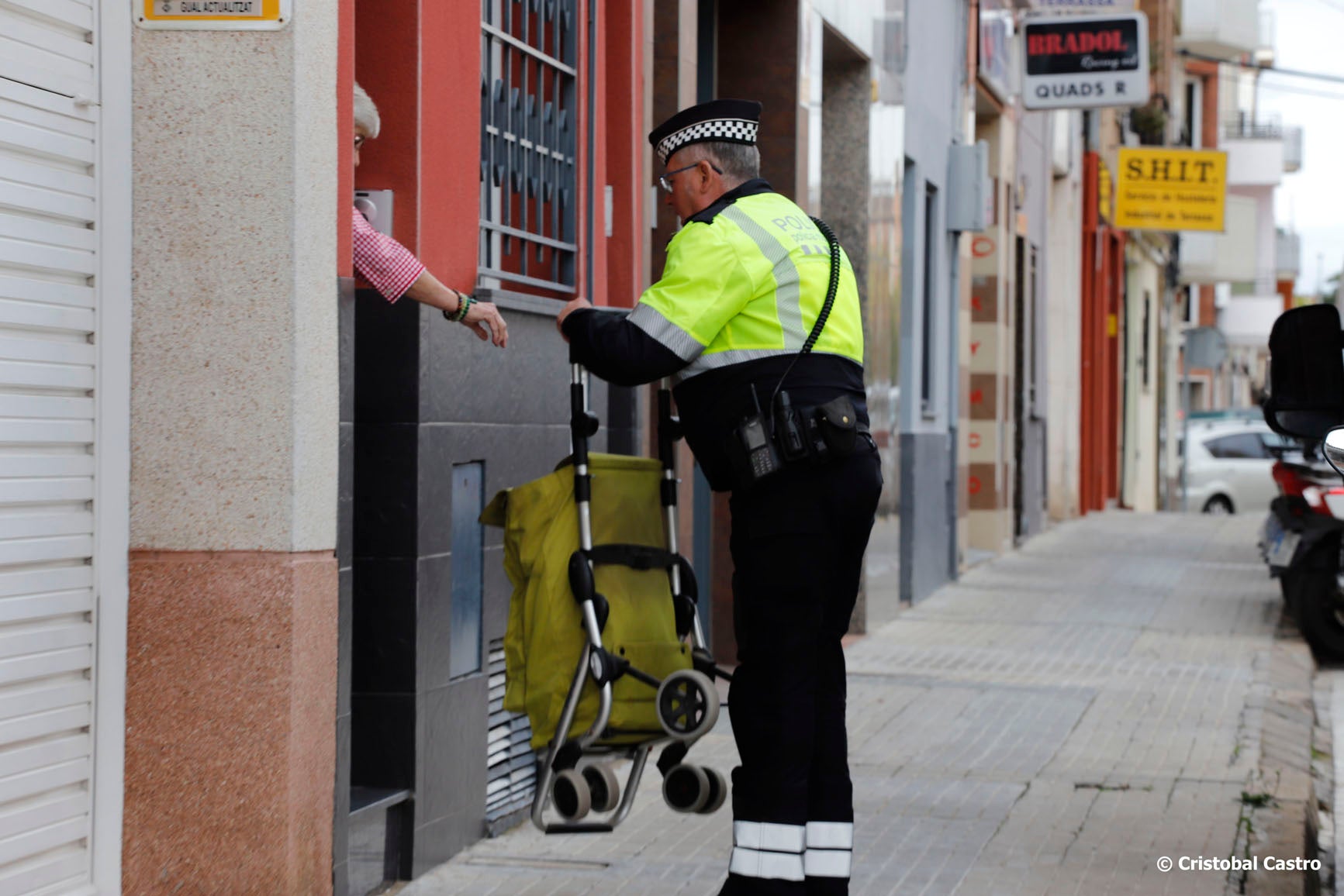 Aquest divendres, dia 18 d’octubre, els serveis d’emergència han rebut un avís a les 10.22h que hi havia una fuita de gas. Veïns del carrer del Pintor Borrassa, a tocar amb Girona, alertaven de la incidència. Tres dotacions dels Bombers, SEM i Policia Municipal s’han desplaçat fins al lloc. Malgrat que la fuita era “important”, no ha calgut desallotjar ningú, i les primeres informacions apunten que els serveis mèdics tampoc han hagut d’intervenir. Un cop s’ha controlat la fuita, s’ha deixat pas als tècnics de la companyia del subministrament per solucionar l’avaria.