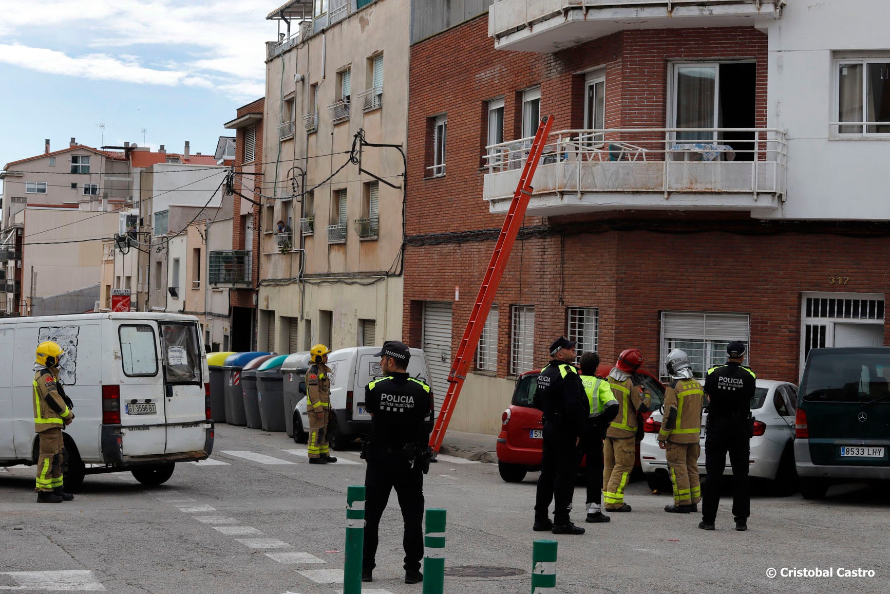 Aquest divendres, dia 18 d’octubre, els serveis d’emergència han rebut un avís a les 10.22h que hi havia una fuita de gas. Veïns del carrer del Pintor Borrassa, a tocar amb Girona, alertaven de la incidència. Tres dotacions dels Bombers, SEM i Policia Municipal s’han desplaçat fins al lloc. Malgrat que la fuita era “important”, no ha calgut desallotjar ningú, i les primeres informacions apunten que els serveis mèdics tampoc han hagut d’intervenir. Un cop s’ha controlat la fuita, s’ha deixat pas als tècnics de la companyia del subministrament per solucionar l’avaria.