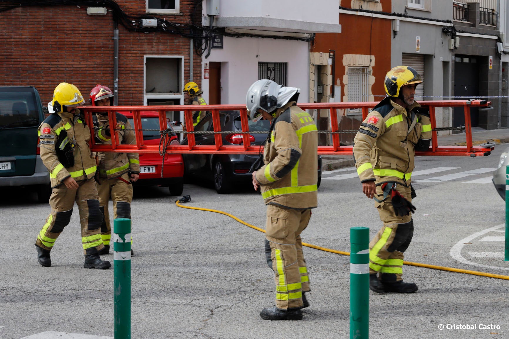 Aquest divendres, dia 18 d’octubre, els serveis d’emergència han rebut un avís a les 10.22h que hi havia una fuita de gas. Veïns del carrer del Pintor Borrassa, a tocar amb Girona, alertaven de la incidència. Tres dotacions dels Bombers, SEM i Policia Municipal s’han desplaçat fins al lloc. Malgrat que la fuita era “important”, no ha calgut desallotjar ningú, i les primeres informacions apunten que els serveis mèdics tampoc han hagut d’intervenir. Un cop s’ha controlat la fuita, s’ha deixat pas als tècnics de la companyia del subministrament per solucionar l’avaria.