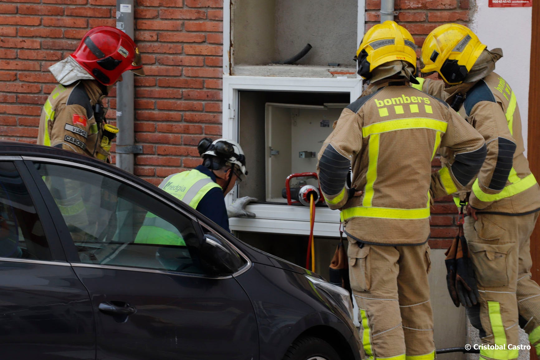 Aquest divendres, dia 18 d’octubre, els serveis d’emergència han rebut un avís a les 10.22h que hi havia una fuita de gas. Veïns del carrer del Pintor Borrassa, a tocar amb Girona, alertaven de la incidència. Tres dotacions dels Bombers, SEM i Policia Municipal s’han desplaçat fins al lloc. Malgrat que la fuita era “important”, no ha calgut desallotjar ningú, i les primeres informacions apunten que els serveis mèdics tampoc han hagut d’intervenir. Un cop s’ha controlat la fuita, s’ha deixat pas als tècnics de la companyia del subministrament per solucionar l’avaria.
