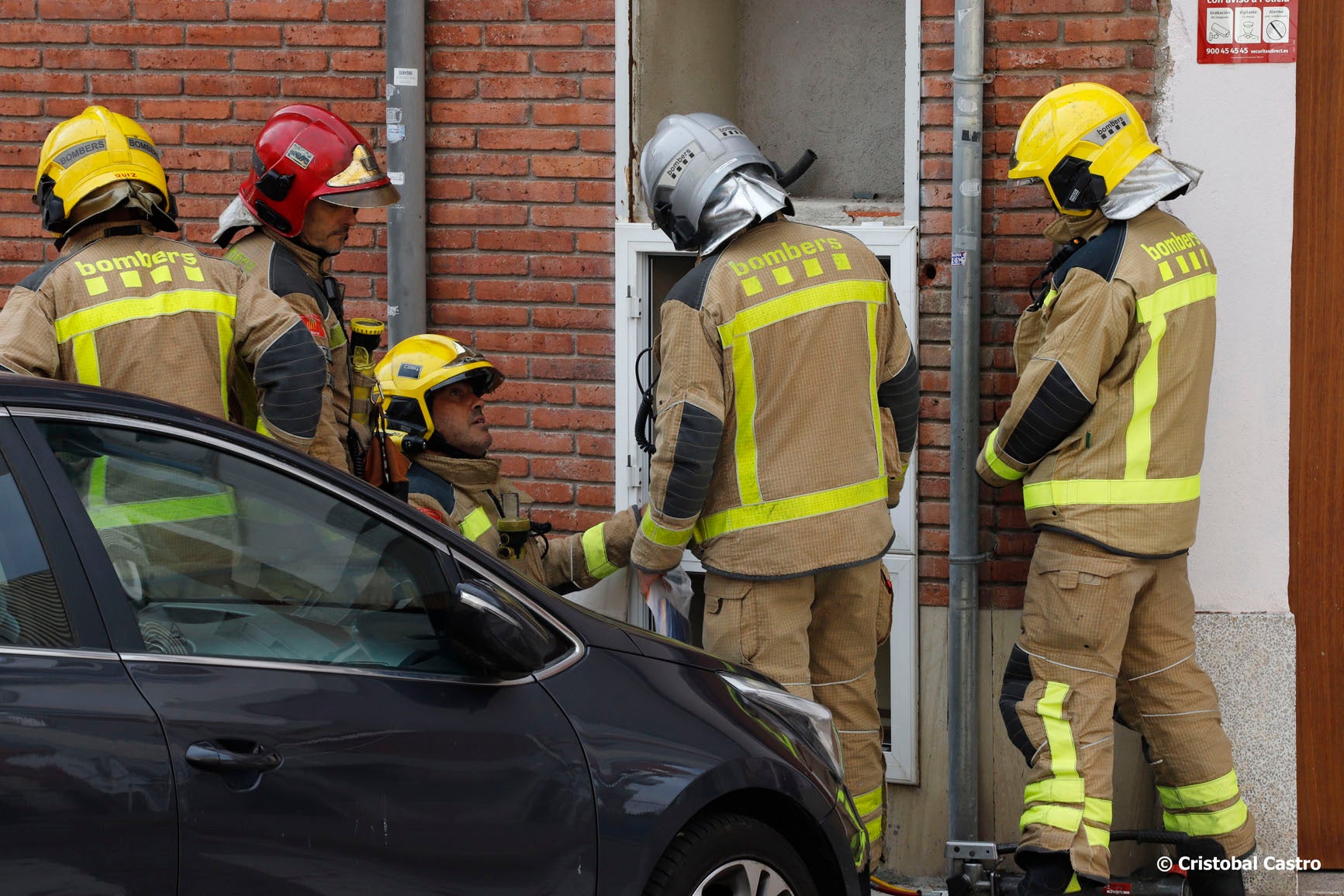 Aquest divendres, dia 18 d’octubre, els serveis d’emergència han rebut un avís a les 10.22h que hi havia una fuita de gas. Veïns del carrer del Pintor Borrassa, a tocar amb Girona, alertaven de la incidència. Tres dotacions dels Bombers, SEM i Policia Municipal s’han desplaçat fins al lloc. Malgrat que la fuita era “important”, no ha calgut desallotjar ningú, i les primeres informacions apunten que els serveis mèdics tampoc han hagut d’intervenir. Un cop s’ha controlat la fuita, s’ha deixat pas als tècnics de la companyia del subministrament per solucionar l’avaria.