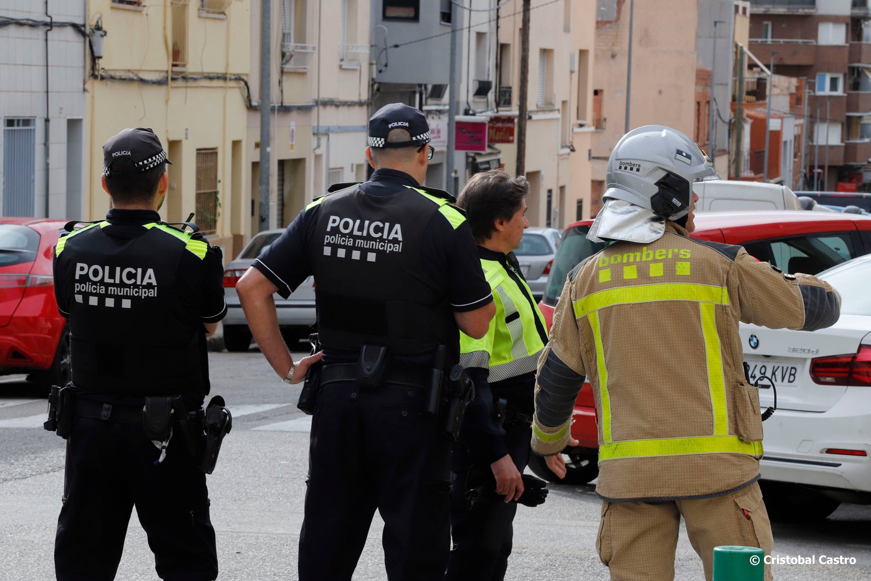 Aquest divendres, dia 18 d’octubre, els serveis d’emergència han rebut un avís a les 10.22h que hi havia una fuita de gas. Veïns del carrer del Pintor Borrassa, a tocar amb Girona, alertaven de la incidència. Tres dotacions dels Bombers, SEM i Policia Municipal s’han desplaçat fins al lloc. Malgrat que la fuita era “important”, no ha calgut desallotjar ningú, i les primeres informacions apunten que els serveis mèdics tampoc han hagut d’intervenir. Un cop s’ha controlat la fuita, s’ha deixat pas als tècnics de la companyia del subministrament per solucionar l’avaria.