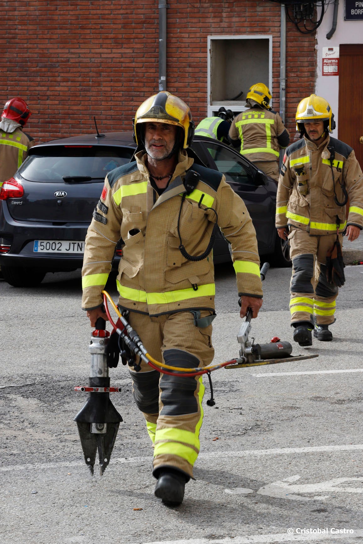 Aquest divendres, dia 18 d’octubre, els serveis d’emergència han rebut un avís a les 10.22h que hi havia una fuita de gas. Veïns del carrer del Pintor Borrassa, a tocar amb Girona, alertaven de la incidència. Tres dotacions dels Bombers, SEM i Policia Municipal s’han desplaçat fins al lloc. Malgrat que la fuita era “important”, no ha calgut desallotjar ningú, i les primeres informacions apunten que els serveis mèdics tampoc han hagut d’intervenir. Un cop s’ha controlat la fuita, s’ha deixat pas als tècnics de la companyia del subministrament per solucionar l’avaria.