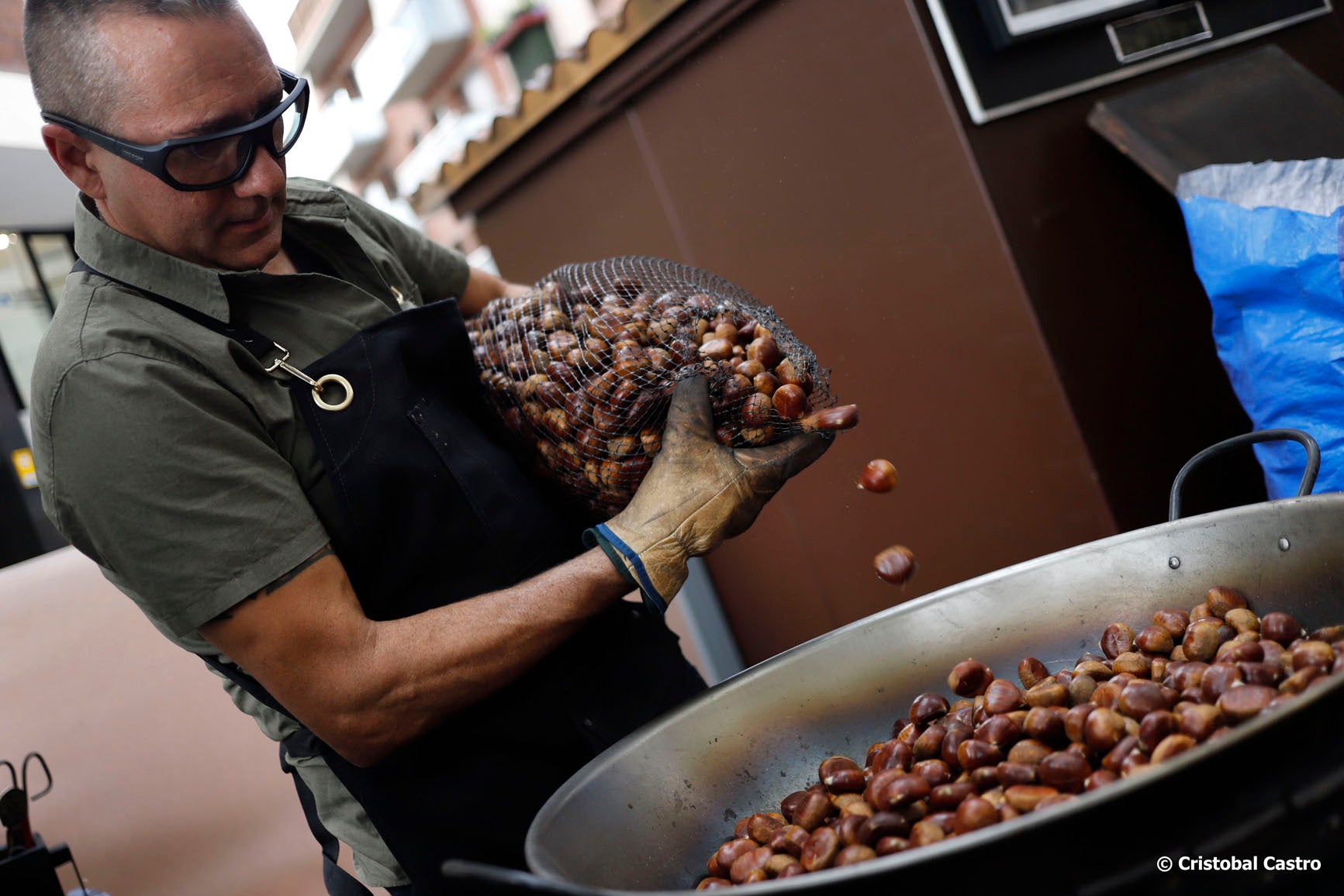 S'ha fet esperar, però ja és aquí. Aquesta setmana la Castanyera ja escalfa castanyes a la Rambla de Terrassa, una de les grans icones de la ciutat en aquesta època de l'any | Cristóbal Castro