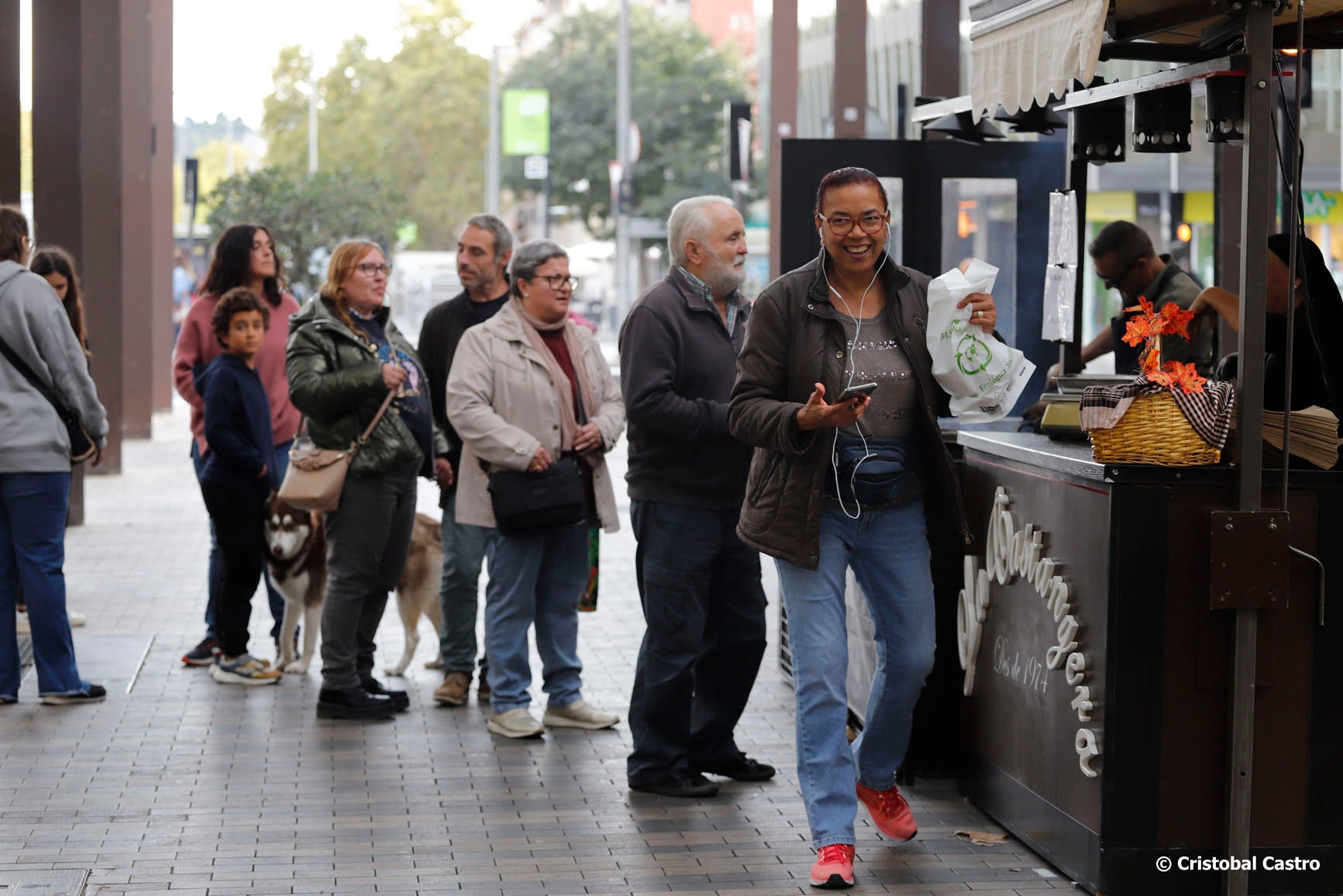 S'ha fet esperar, però ja és aquí. Aquesta setmana la Castanyera ja escalfa castanyes a la Rambla de Terrassa, una de les grans icones de la ciutat en aquesta època de l'any | Cristóbal Castro
