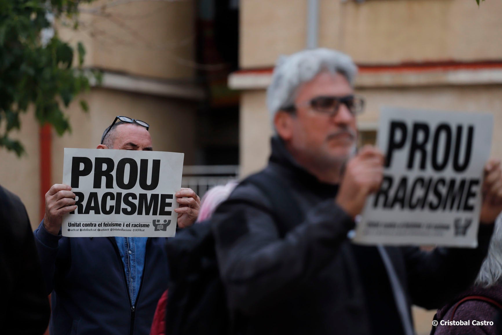 La Unidad Contra el Fascismo y el Racismo (UCFR) de Terrassa convocó este viernes, 18 de octubre, una concentración en la Plaza Rosa Parks de Ca n'Anglada para denunciar las 'redadas policiales racistas que criminalizan el barrio'. Desde la entidad critican la macrorredada en el barrio el pasado 19 de septiembre que terminó con 88 personas identificadas, de las cuales a 4 les aplicaron la Ley de Extranjería. Desde la UCFR piden a los cuerpos de seguridad 'reflexión sobre el impacto de sus actuaciones' y 'un cambio en sus políticas de criminalización de la migración, las personas racializadas o ciertos territorios' | Cristóbal Castro
