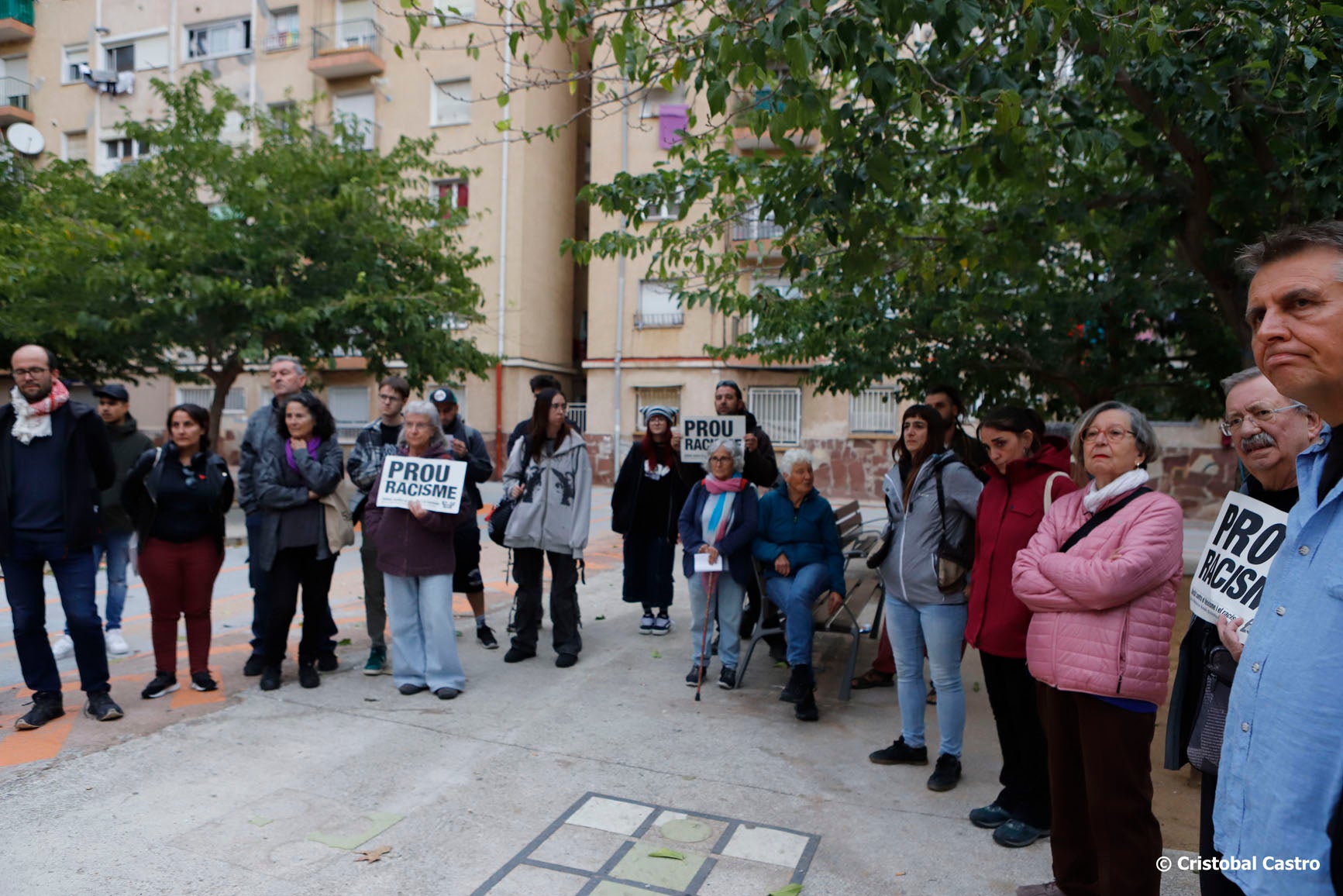 La Unitat Contra el Feixisme i el Racisme (UCFR) de Terrassa va convocar aquest divendres, 18 d'octubre, una concentració a la Plaça Rosa Parks de Ca n'Anglada per denunciar les 'batudes policials racistes que criminalitzen el barri'. Des de l'entitat critiquen la macrobatuda al barri el passat 19 de setembre que va acabar amb 88 persones identificades, de les que 4 els van aplicar la Llei d'Estrangeria. Des de la UCFR demanen als cossos de seguretat 'reflexió sobre l'impacte de les seves actuacions' i 'un canvi en les seves polítiques de criminalització de la migració, les persones racialitzades o certs territoris' | Cristóbal Castro