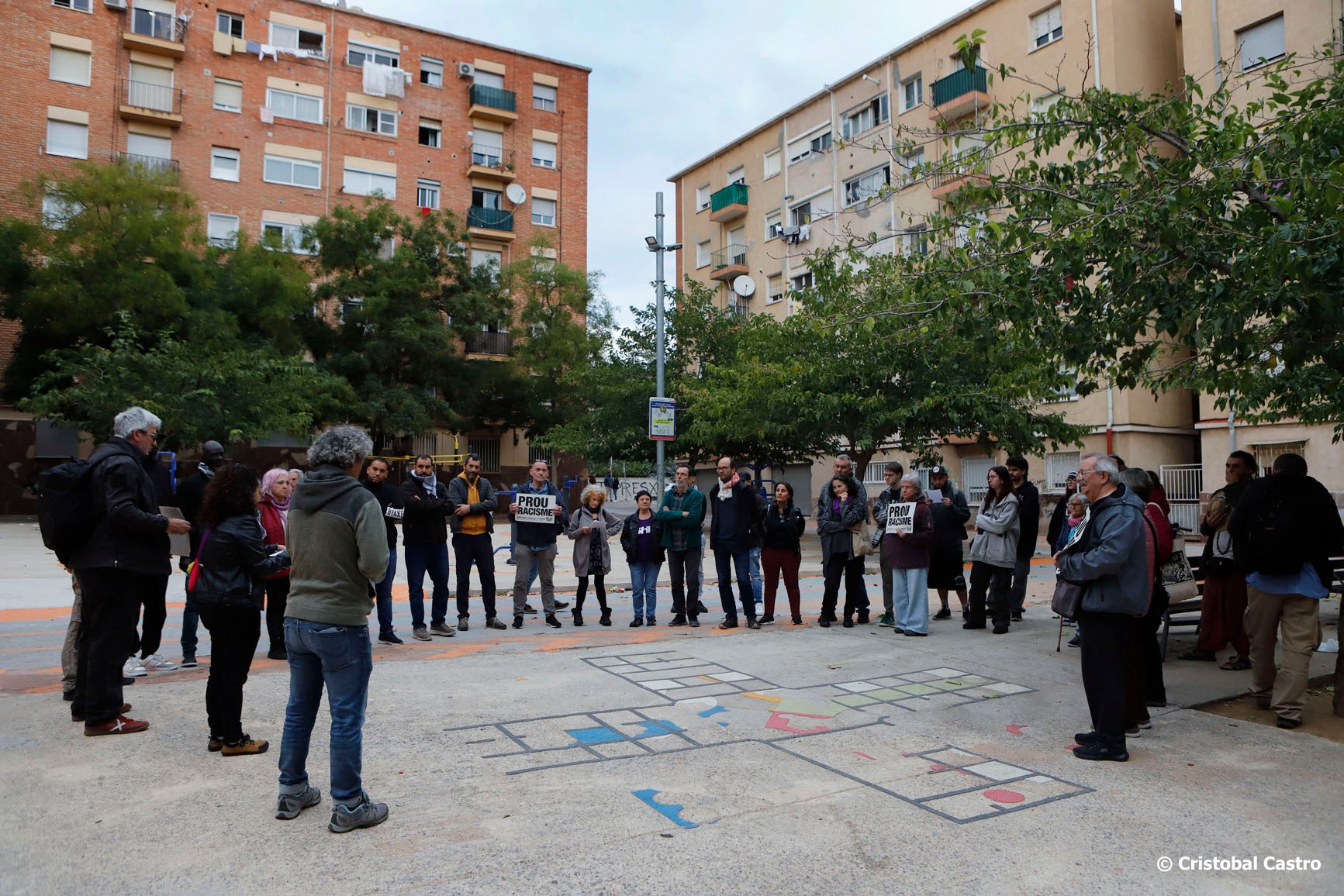 La Unitat Contra el Feixisme i el Racisme (UCFR) de Terrassa va convocar aquest divendres, 18 d'octubre, una concentració a la Plaça Rosa Parks de Ca n'Anglada per denunciar les 'batudes policials racistes que criminalitzen el barri'. Des de l'entitat critiquen la macrobatuda al barri el passat 19 de setembre que va acabar amb 88 persones identificades, de les que 4 els van aplicar la Llei d'Estrangeria. Des de la UCFR demanen als cossos de seguretat 'reflexió sobre l'impacte de les seves actuacions' i 'un canvi en les seves polítiques de criminalització de la migració, les persones racialitzades o certs territoris' | Cristóbal Castro