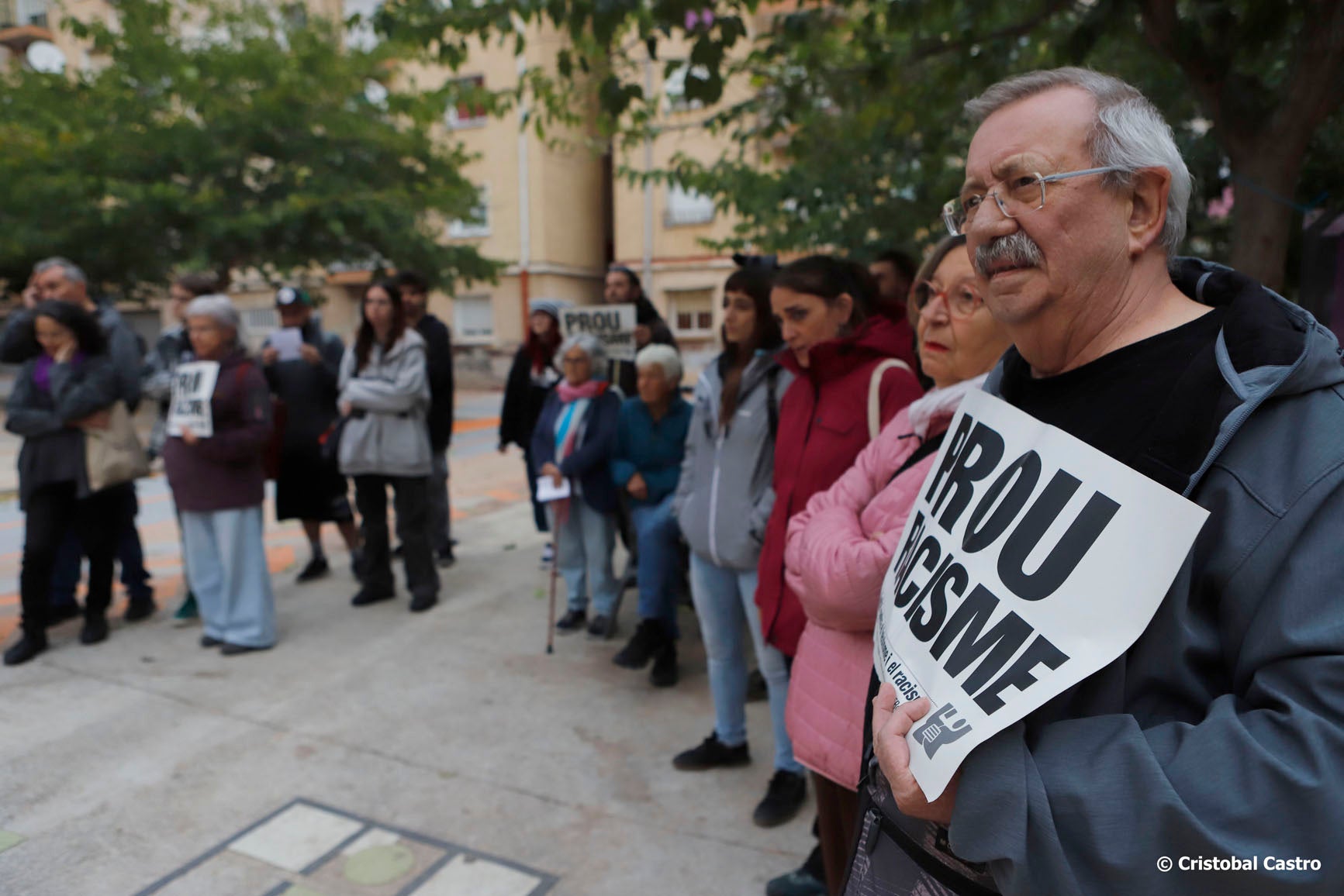 La Unitat Contra el Feixisme i el Racisme (UCFR) de Terrassa va convocar aquest divendres, 18 d'octubre, una concentració a la Plaça Rosa Parks de Ca n'Anglada per denunciar les 'batudes policials racistes que criminalitzen el barri'. Des de l'entitat critiquen la macrobatuda al barri el passat 19 de setembre que va acabar amb 88 persones identificades, de les que 4 els van aplicar la Llei d'Estrangeria. Des de la UCFR demanen als cossos de seguretat 'reflexió sobre l'impacte de les seves actuacions' i 'un canvi en les seves polítiques de criminalització de la migració, les persones racialitzades o certs territoris' | Cristóbal Castro