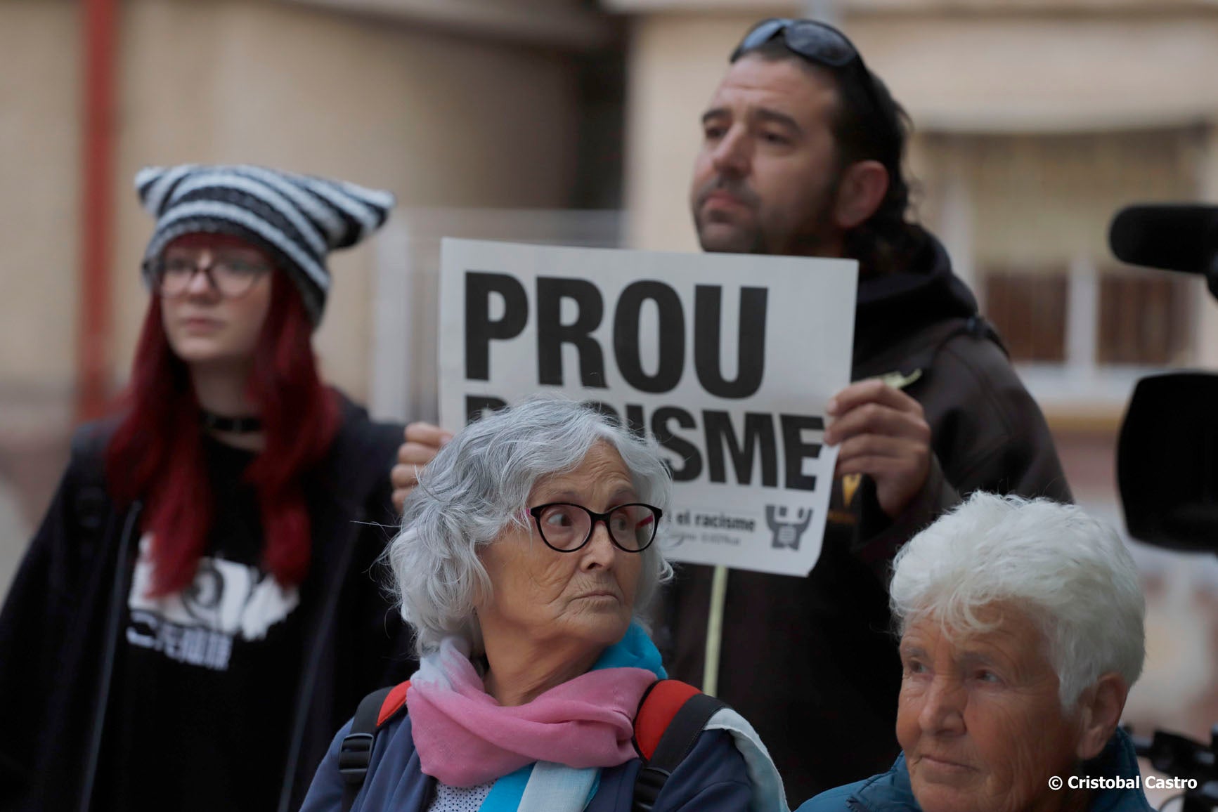 La Unitat Contra el Feixisme i el Racisme (UCFR) de Terrassa va convocar aquest divendres, 18 d'octubre, una concentració a la Plaça Rosa Parks de Ca n'Anglada per denunciar les 'batudes policials racistes que criminalitzen el barri'. Des de l'entitat critiquen la macrobatuda al barri el passat 19 de setembre que va acabar amb 88 persones identificades, de les que 4 els van aplicar la Llei d'Estrangeria. Des de la UCFR demanen als cossos de seguretat 'reflexió sobre l'impacte de les seves actuacions' i 'un canvi en les seves polítiques de criminalització de la migració, les persones racialitzades o certs territoris' | Cristóbal Castro