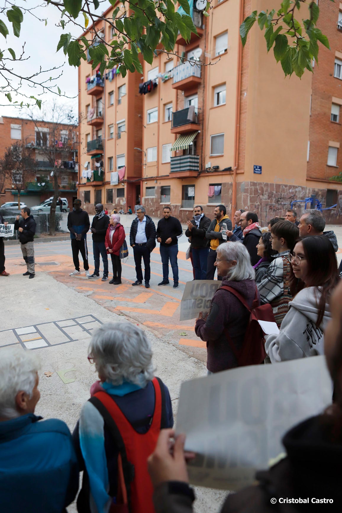 La Unitat Contra el Feixisme i el Racisme (UCFR) de Terrassa va convocar aquest divendres, 18 d'octubre, una concentració a la Plaça Rosa Parks de Ca n'Anglada per denunciar les 'batudes policials racistes que criminalitzen el barri'. Des de l'entitat critiquen la macrobatuda al barri el passat 19 de setembre que va acabar amb 88 persones identificades, de les que 4 els van aplicar la Llei d'Estrangeria. Des de la UCFR demanen als cossos de seguretat 'reflexió sobre l'impacte de les seves actuacions' i 'un canvi en les seves polítiques de criminalització de la migració, les persones racialitzades o certs territoris' | Cristóbal Castro