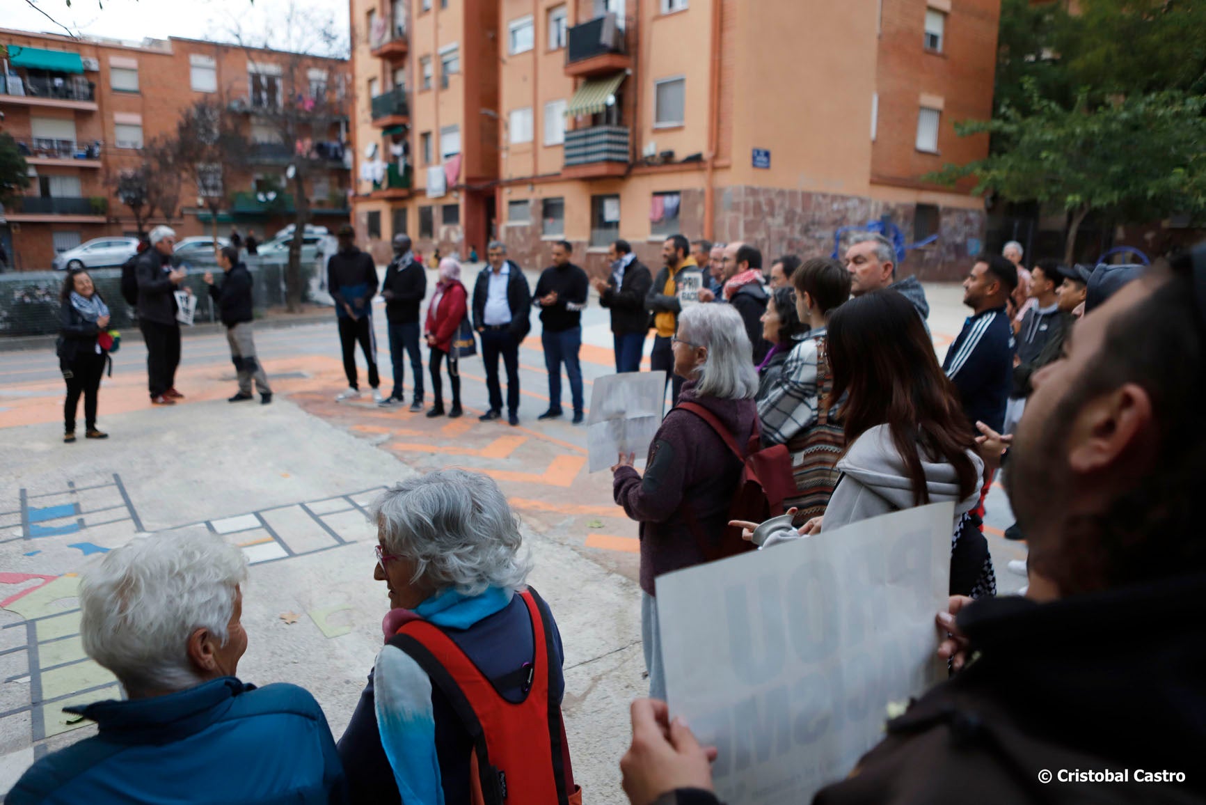 La Unitat Contra el Feixisme i el Racisme (UCFR) de Terrassa va convocar aquest divendres, 18 d'octubre, una concentració a la Plaça Rosa Parks de Ca n'Anglada per denunciar les 'batudes policials racistes que criminalitzen el barri'. Des de l'entitat critiquen la macrobatuda al barri el passat 19 de setembre que va acabar amb 88 persones identificades, de les que 4 els van aplicar la Llei d'Estrangeria. Des de la UCFR demanen als cossos de seguretat 'reflexió sobre l'impacte de les seves actuacions' i 'un canvi en les seves polítiques de criminalització de la migració, les persones racialitzades o certs territoris' | Cristóbal Castro