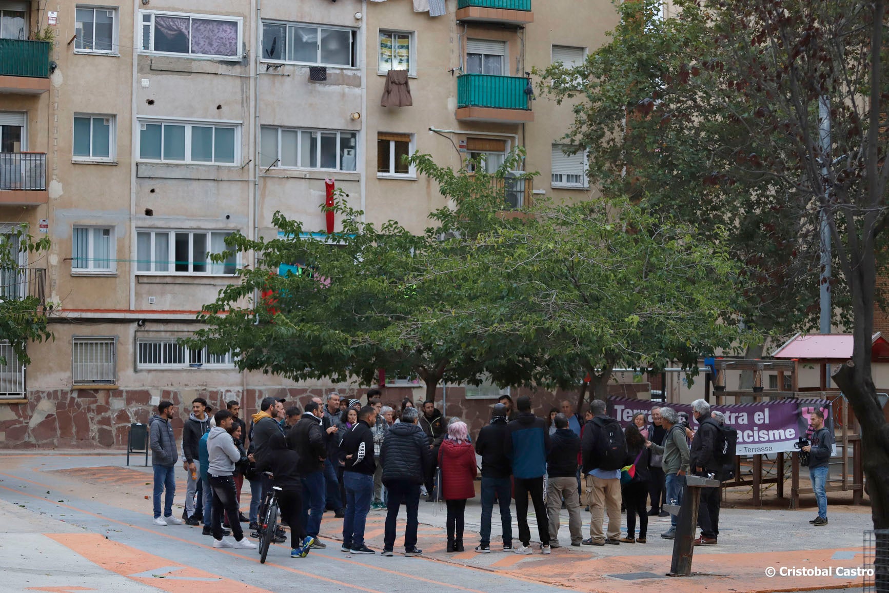 La Unitat Contra el Feixisme i el Racisme (UCFR) de Terrassa va convocar aquest divendres, 18 d'octubre, una concentració a la Plaça Rosa Parks de Ca n'Anglada per denunciar les 'batudes policials racistes que criminalitzen el barri'. Des de l'entitat critiquen la macrobatuda al barri el passat 19 de setembre que va acabar amb 88 persones identificades, de les que 4 els van aplicar la Llei d'Estrangeria. Des de la UCFR demanen als cossos de seguretat 'reflexió sobre l'impacte de les seves actuacions' i 'un canvi en les seves polítiques de criminalització de la migració, les persones racialitzades o certs territoris' | Cristóbal Castro