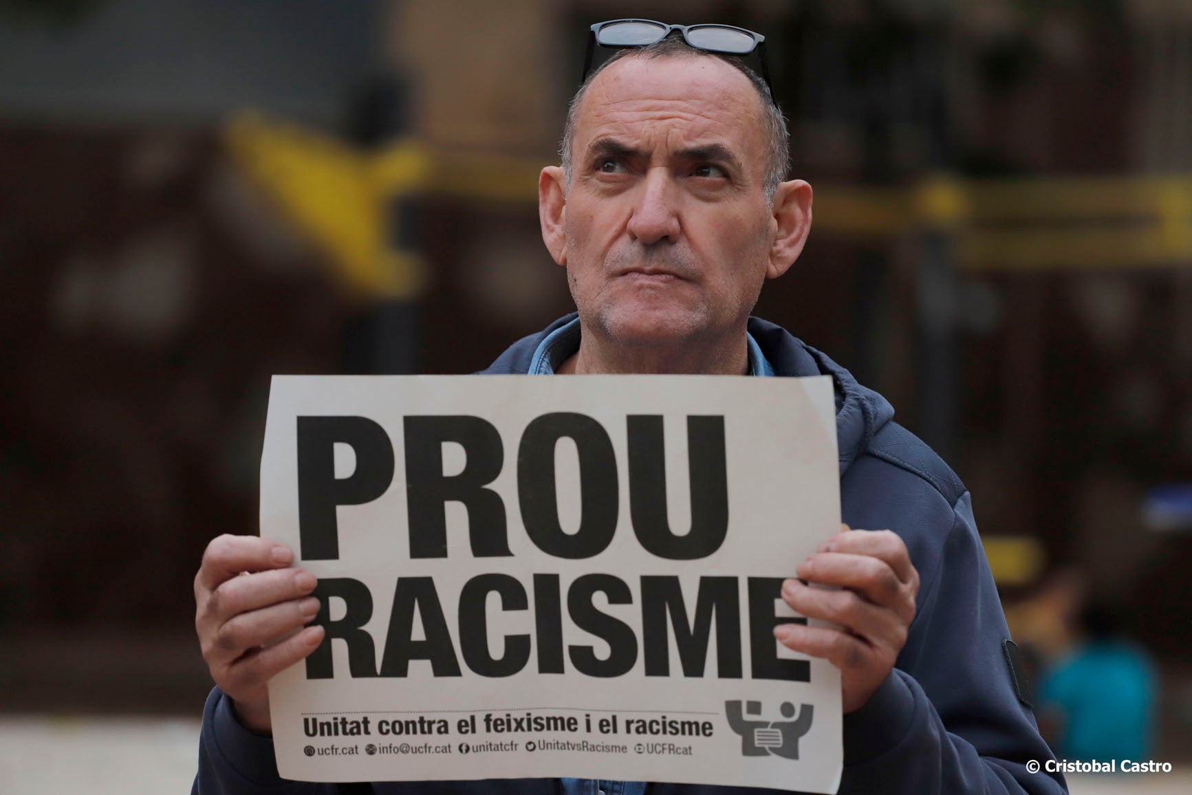 La Unitat Contra el Feixisme i el Racisme (UCFR) de Terrassa va convocar aquest divendres, 18 d'octubre, una concentració a la Plaça Rosa Parks de Ca n'Anglada per denunciar les 'batudes policials racistes que criminalitzen el barri'. Des de l'entitat critiquen la macrobatuda al barri el passat 19 de setembre que va acabar amb 88 persones identificades, de les que 4 els van aplicar la Llei d'Estrangeria. Des de la UCFR demanen als cossos de seguretat 'reflexió sobre l'impacte de les seves actuacions' i 'un canvi en les seves polítiques de criminalització de la migració, les persones racialitzades o certs territoris' | Cristóbal Castro