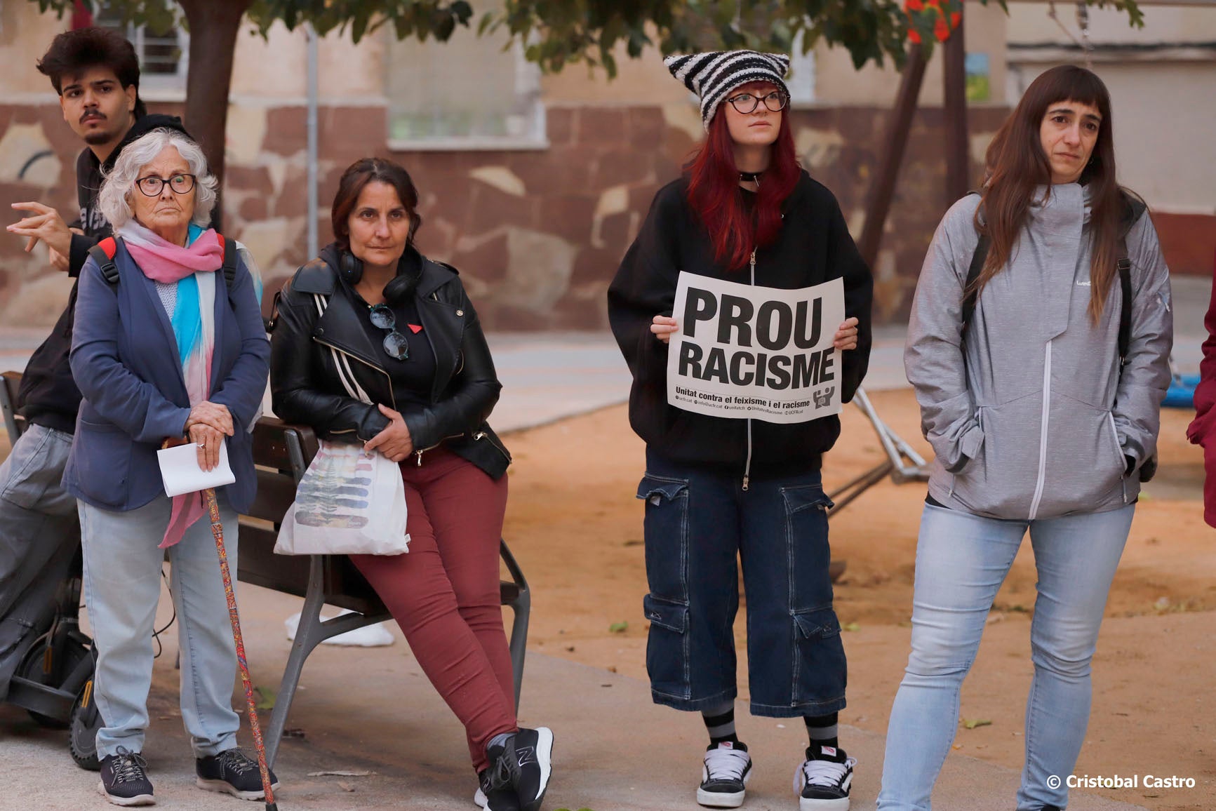 La Unitat Contra el Feixisme i el Racisme (UCFR) de Terrassa va convocar aquest divendres, 18 d'octubre, una concentració a la Plaça Rosa Parks de Ca n'Anglada per denunciar les 'batudes policials racistes que criminalitzen el barri'. Des de l'entitat critiquen la macrobatuda al barri el passat 19 de setembre que va acabar amb 88 persones identificades, de les que 4 els van aplicar la Llei d'Estrangeria. Des de la UCFR demanen als cossos de seguretat 'reflexió sobre l'impacte de les seves actuacions' i 'un canvi en les seves polítiques de criminalització de la migració, les persones racialitzades o certs territoris' | Cristóbal Castro