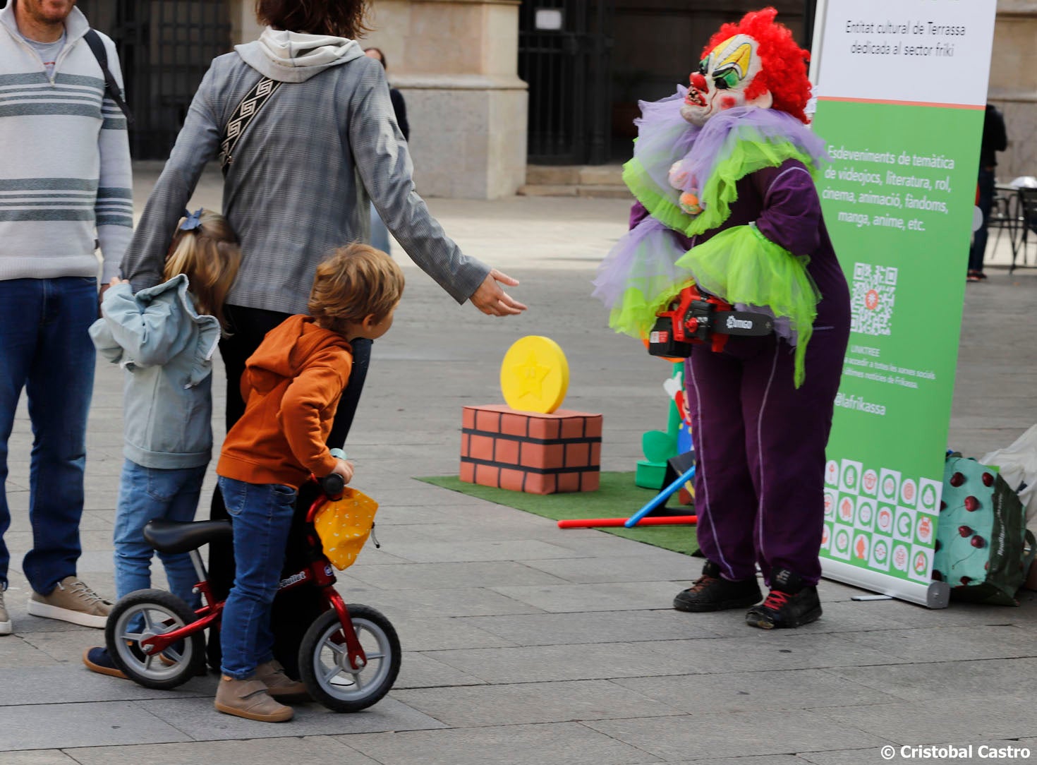 Aquest passat dissabte, 19 d'octubre, Terrassa City of Film i el Cinema Catalunya han organitzat la tercera edició de Set de Cinema a la Plaça Vella. Enguany, s'ha pogut gaudir de càstings, decorats, concursos i un laberint del terror | Cristóbal Castro