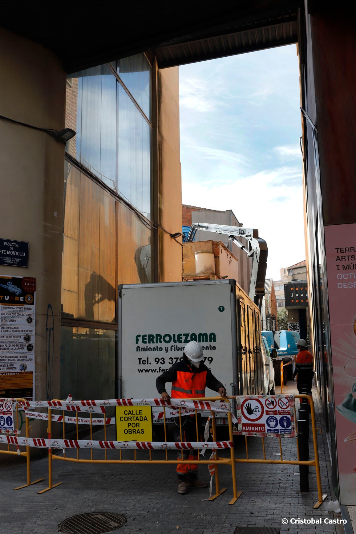 Aquest passat dissabte, 19 d'octubre han iniciat les obres d'enderroc i urbanització del projecte que transformarà l'àmbit del carrer de Sant Pere. Els treballs han consistit a retirar l'amiant de l'edifici que hi ha al Passatge del Tete Montoliu i que s'ha d'enrunar. L'objectiu de les obres és l'obertura d'un nou vial per a vianants que permeti la connexió entre el carrer de Sant Pere i el Passatge de Tete Montoliu La pròxima actuació, prevista pel dilluns 28 d'octubre, serà la col·locació de la bastida que permetrà l'enderroc d'aquest immoble | Cristóbal Castro