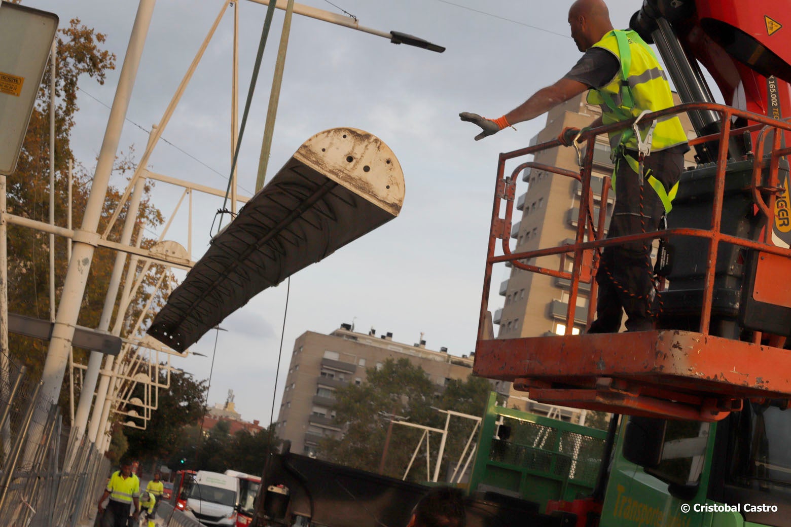Instalación de la iluminación del puente del paseo de Terrassa | Cristóbal Castro