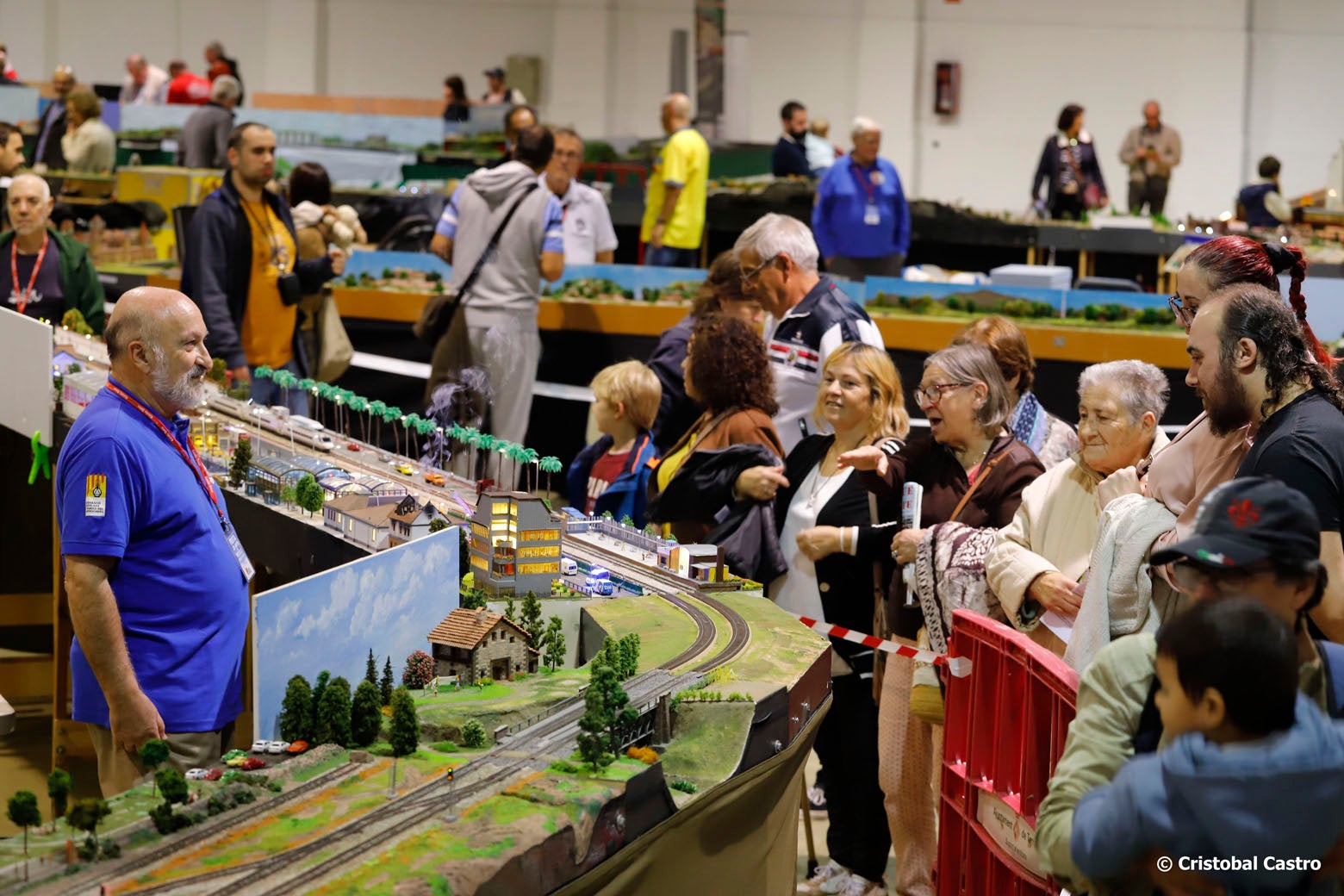 Terrassa acoge la exposición de módulos ferroviarios más grande que jamás se ha visto en nuestro país. El Recinto Ferial ha sido elegido por la Federación Catalana de Amigos del Ferrocarril para celebrar los '20 años de módulos', donde más de una treintena de asociaciones y federaciones de Cataluña, pero también llegadas de Francia, Italia o Alemania, o la misma federación europea MOROP, se reúnen para presentar sus modelos más preciados.
En los 3.000 metros cuadrados del Recinto se pueden ver representaciones de módulos y máquinas de todas las escalas y tamaños, desde las más pequeñas hasta las más grandes. Hay dioramas interactivos, una exposición de modelo júnior (que busca captar la atención de los más jóvenes para introducirlos en este mundo del modelismo) o una exposición de los primeros módulos que se vieron hace dos décadas en la primera y única gran exposición de este tipo que se realizó/Cristóbal Castro