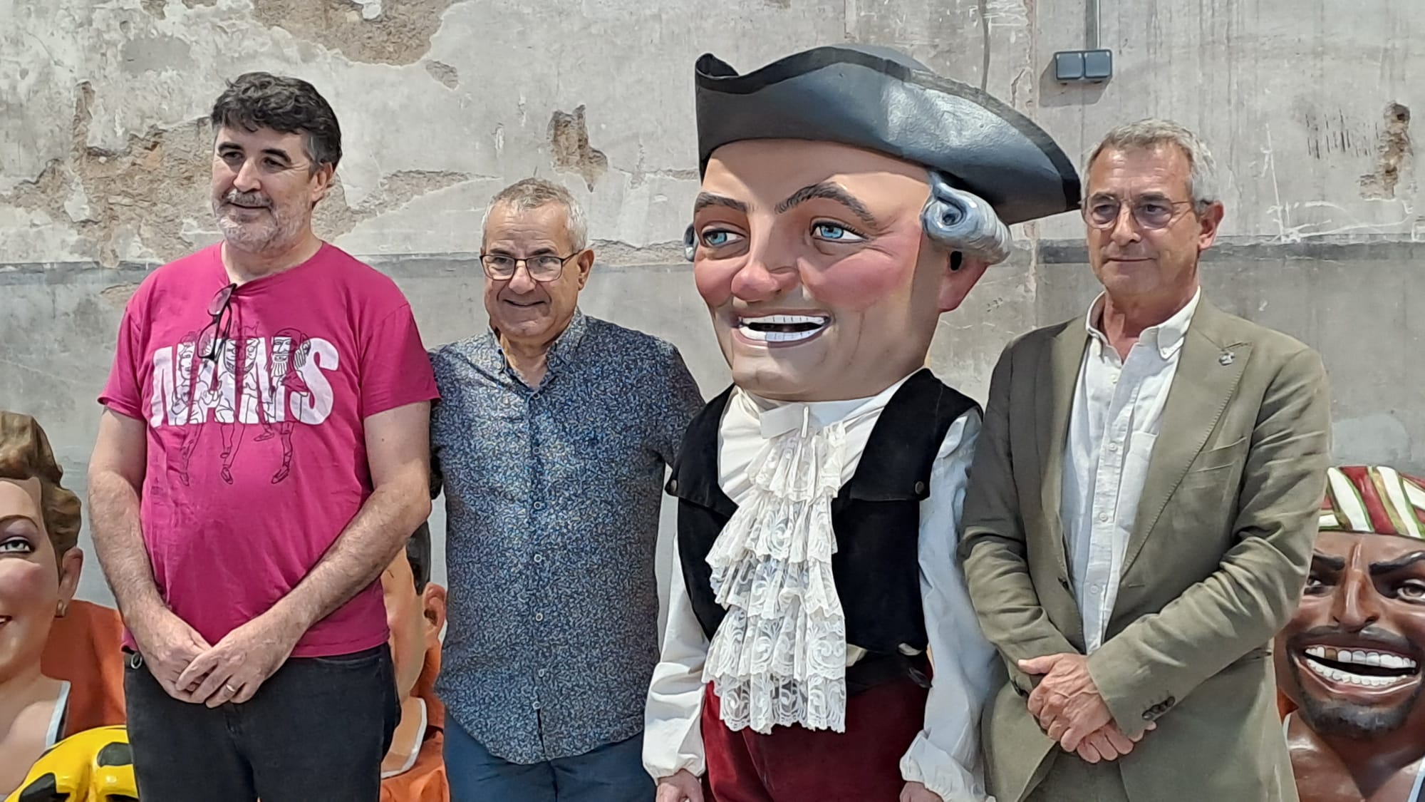 Bernat Carles, president de l'Associació de Nans i Capgrossos, l'artista Jordi Grau i Joan Salvador, regidor de Cultura Popular, a la presentació de l'Anglès, un capgròs perdut des dels anys 90 | Oriol Manrique
