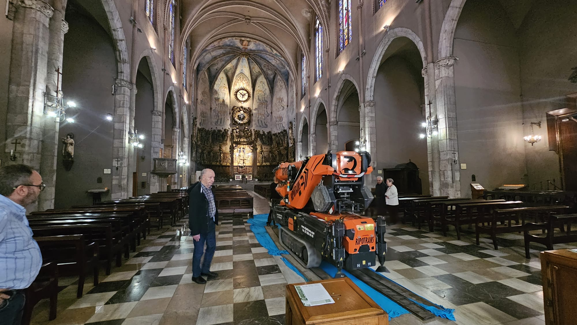 Imagen impactante de una grúa dentro de la Catedral. Esta mañana se ha visto una imagen curiosa dentro y fuera de la Catedral-Basílica del Espíritu Santo de Terrassa: una grúa. ¿Las razones? Colocar el nuevo órgano del Espíritu Santo, que el obispo Salvador Cristau inaugurará el próximo lunes/Santi Rius