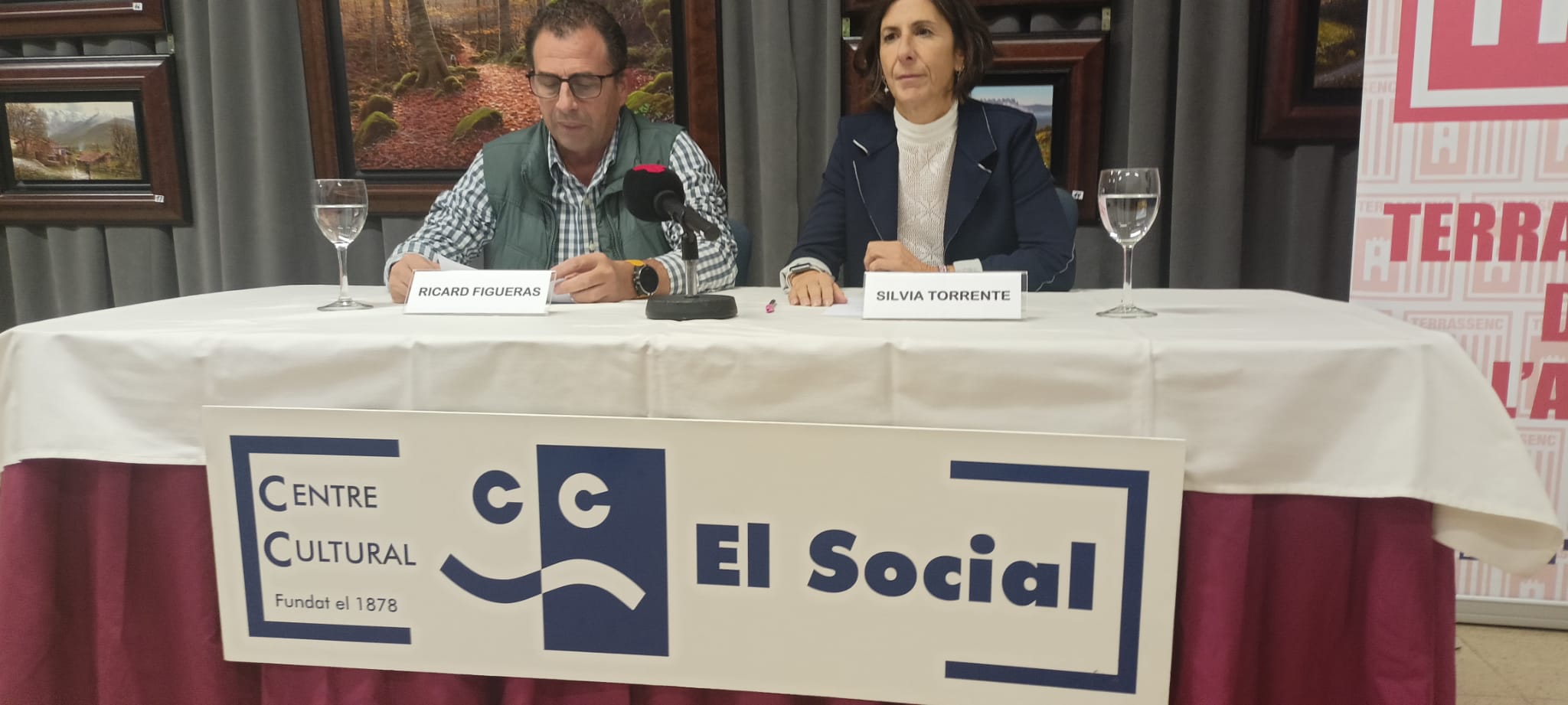 El presidente del Social, Ricard Figueras, y la secretaria del jurado, Silvia Torrente/Joan Manel Oller
