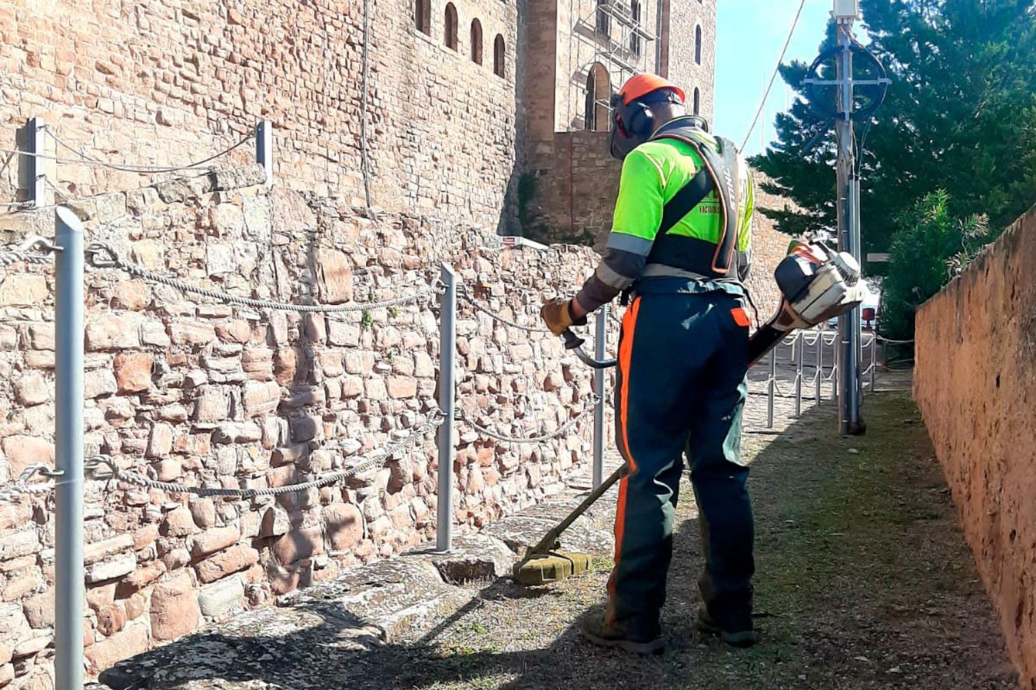 L'àrea de Jardineria de LaFACT, a càrrec del manteniment de diferents monuments històrics de Catalunya | LaFACT