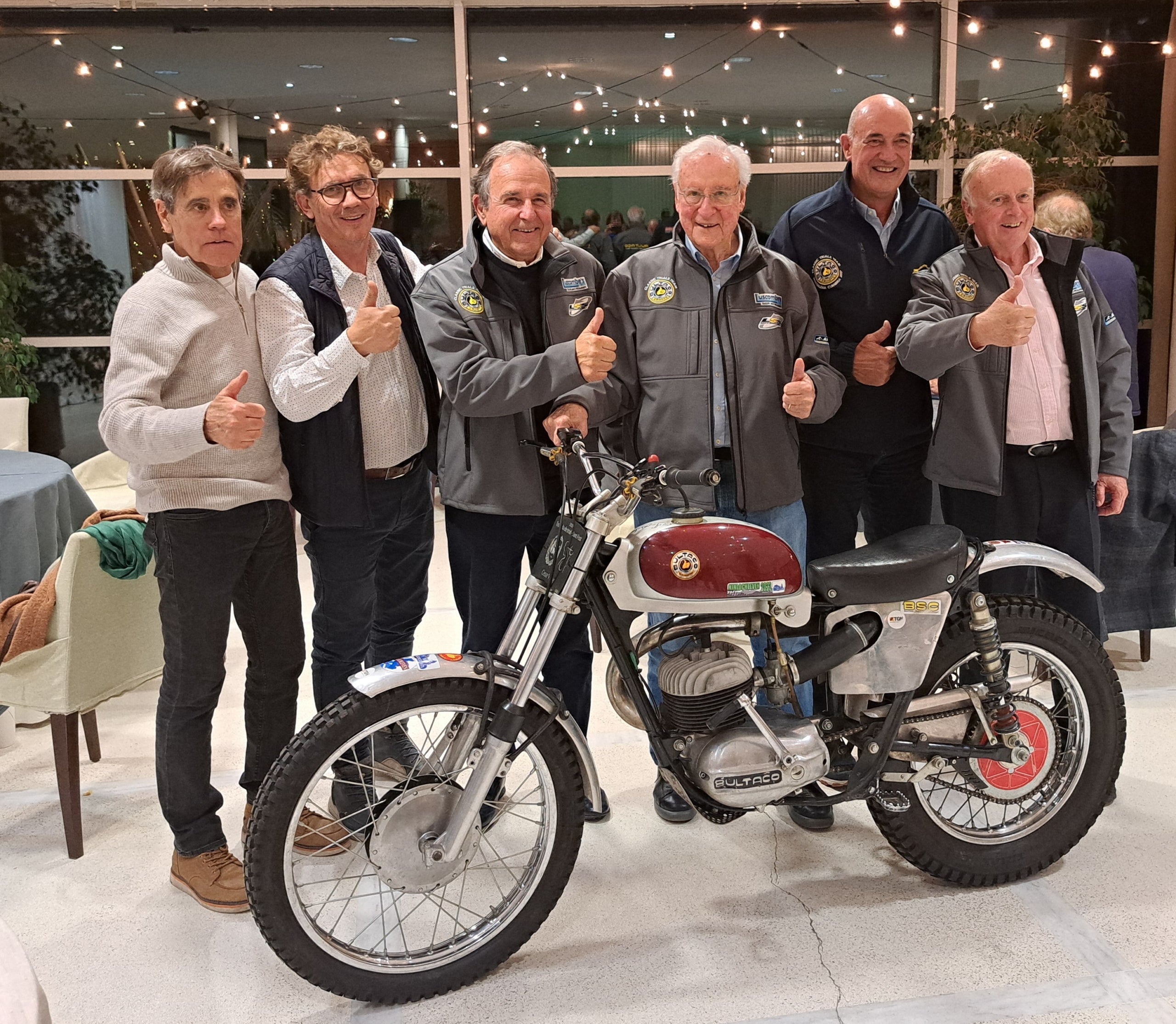 Membres de l'equip Bultaco de Trial, dels anys 60/70 amb Oriol Puig Bultó I la seva primera moto de trial | Cedida