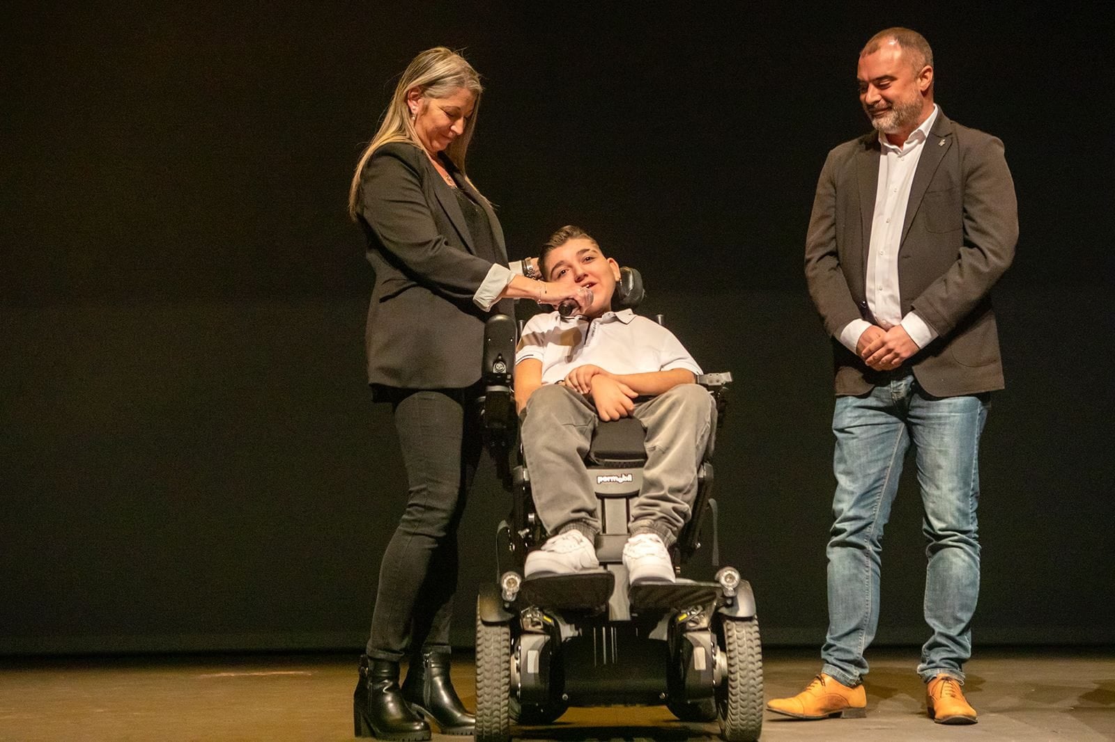El teatro Principal de Terrassa ha acogido este sábado el festival benéfico a favor de Aarón, un niño de Terrassa que padece una enfermedad degenerativa, atrofia muscular espinal tipo 2. El evento, organizado por la AFA Rosi Ugal, ha contado con la participación de varias entidades de la Coordinadora de Entidades Andaluzas de Terrassa, con el objetivo de recaudar fondos para esta enfermedad que afecta a menos de 5 de cada 10.000 habitantes | Cedida