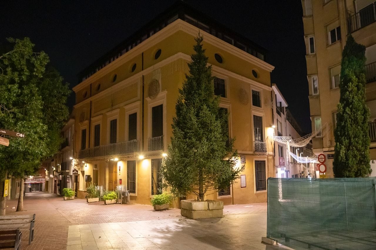 L'arbre de Nadal ja està instal·lat i aquesta setmana començarà a construir-se el pessebre oficial | Rafel Casanova BCF