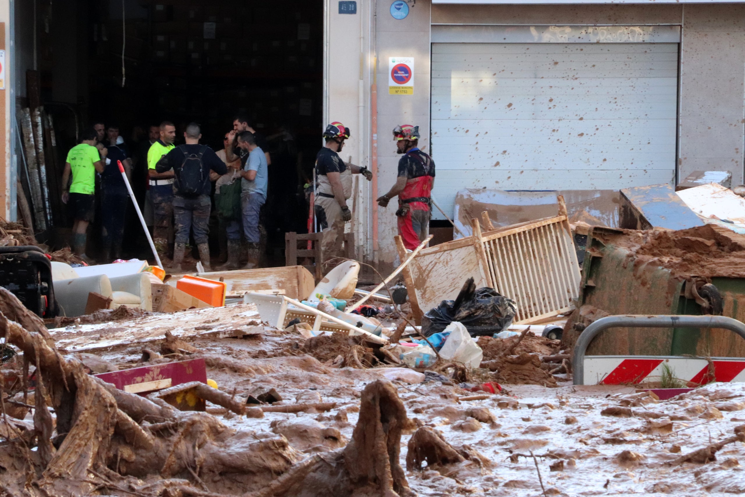 Cossos d'emergència actuant a Paiporta després de pas de la Dana | ACN