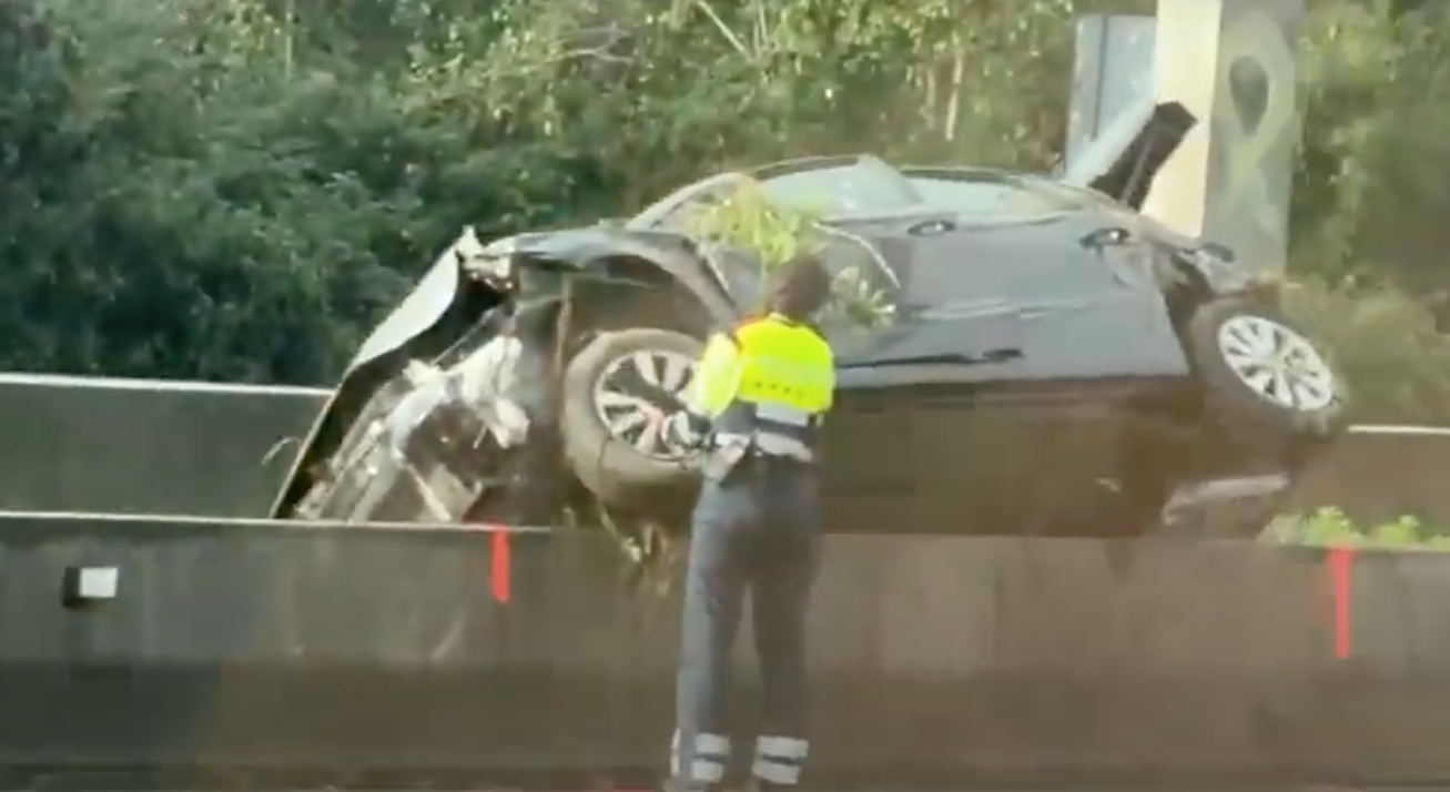 Un cotxe bolcat a la C-58 talla l'autopista | Cedida