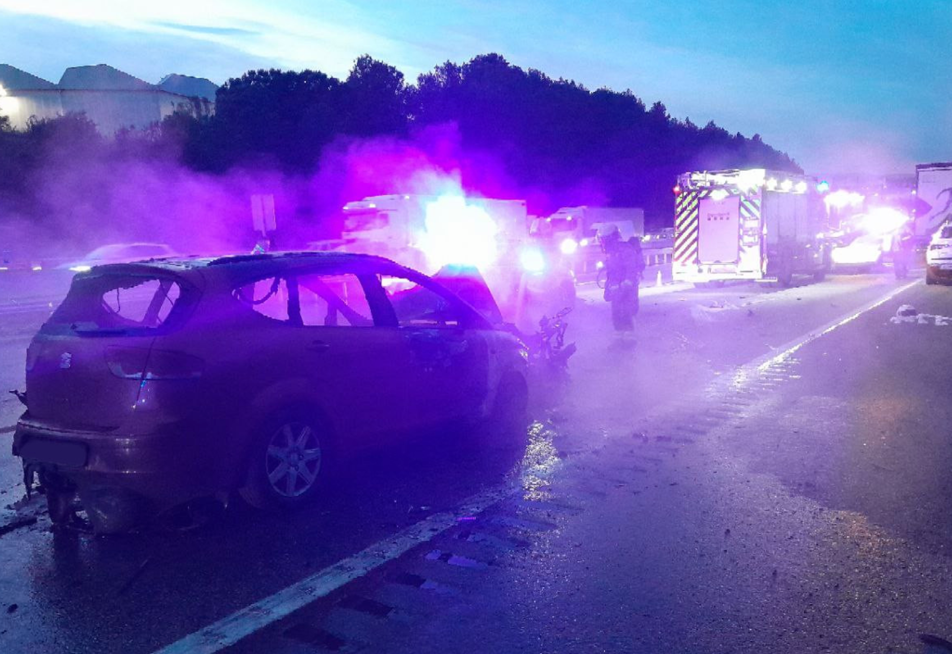 Bombers treballant en l'incendi d'un cotxe i una moto/Bombers