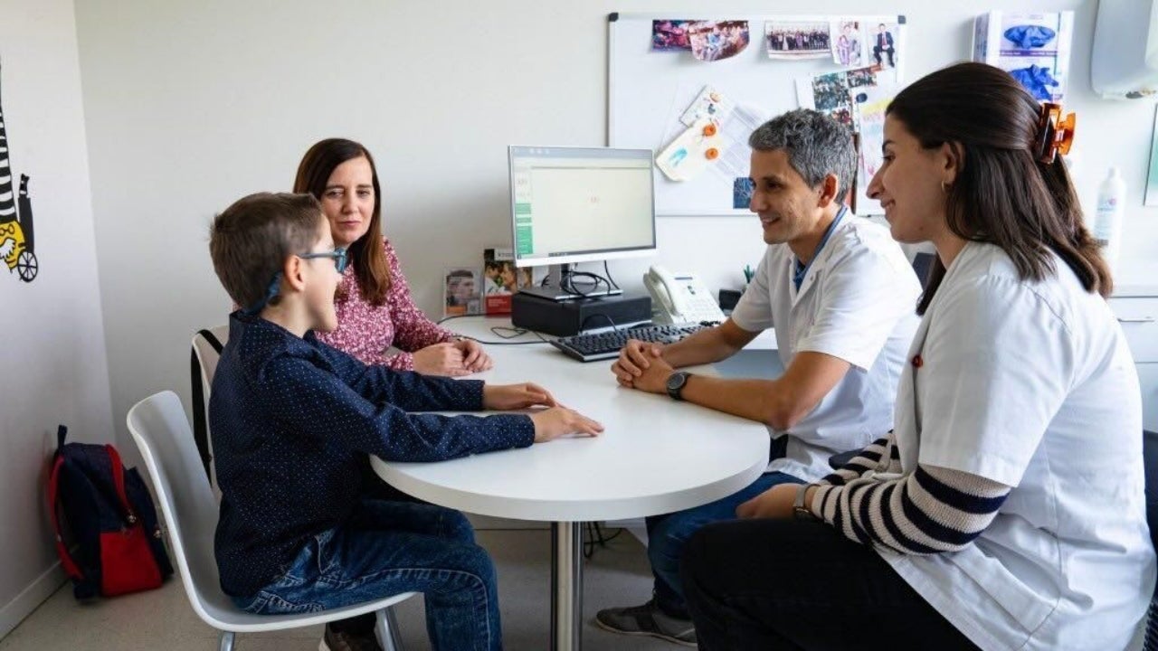 Daniel Natera, neuròleg de la Unitat de Malalties Neuromusculars, Berta Estevez, investigadora de l’Institut de Recerca Sant Joan de Déu, Martí, pacient de l’Hospital Sant Joan de Déu, i la seva mare Pilar | HSJD