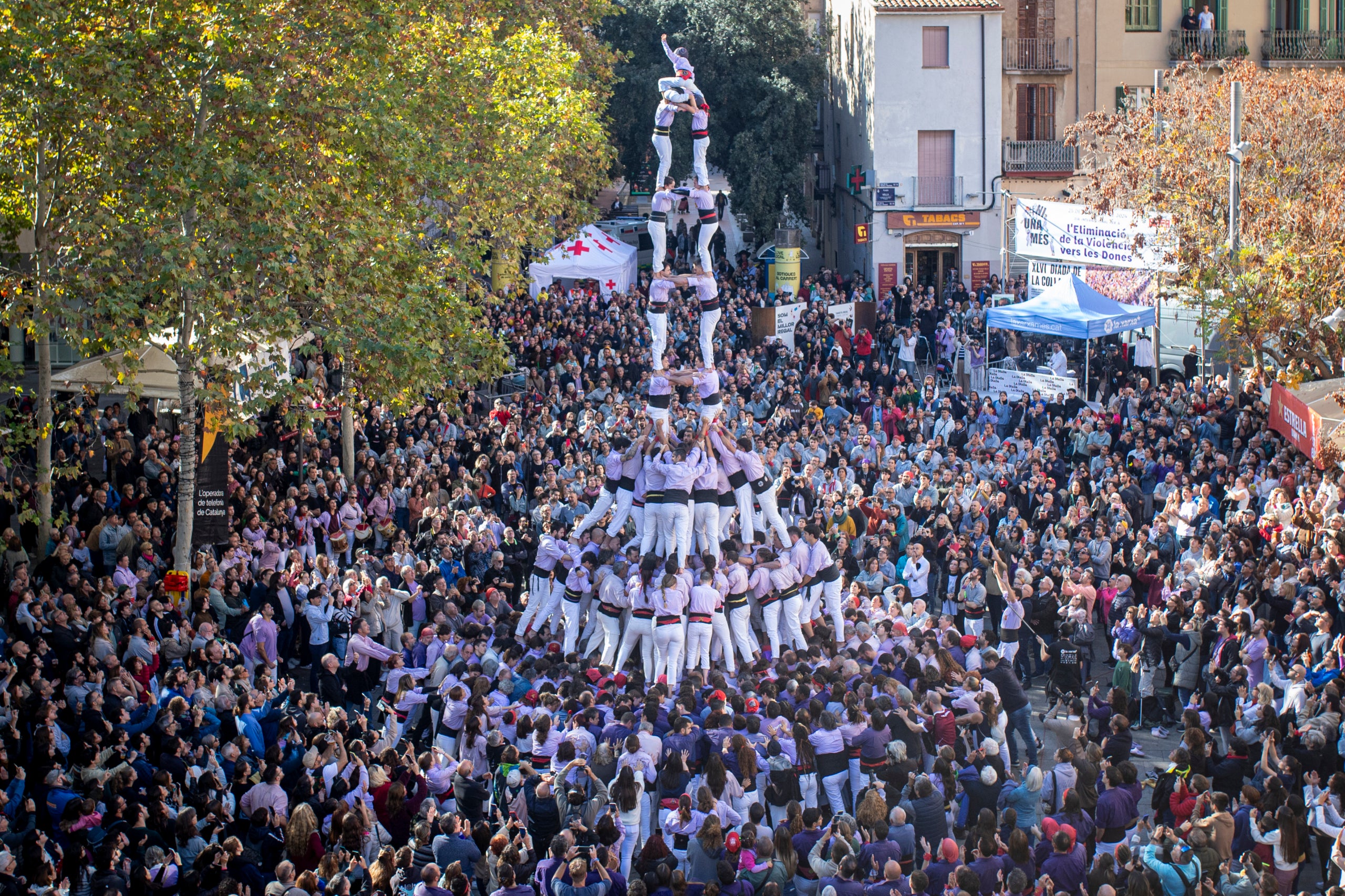 Diada de la Colla dels Minyons de Terrassa. Els malva han descarregat a la plaça Vella tres castells de gamma extra, el 5d9f, el 2dfm i el 9d8/Xavi Hurtado