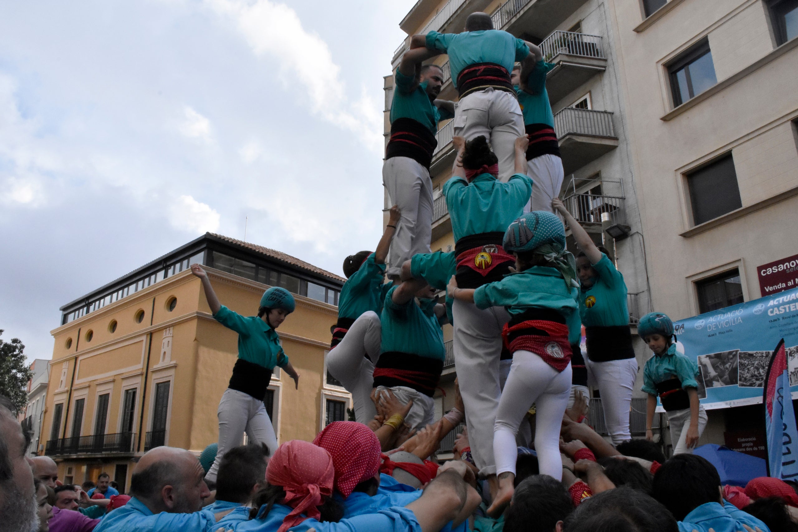 Els Castellers de Terrassa han celebrat la Diada XLV aquest diumenge, 3 de novembre, al Raval de Montserrat | Marcel Marsal 