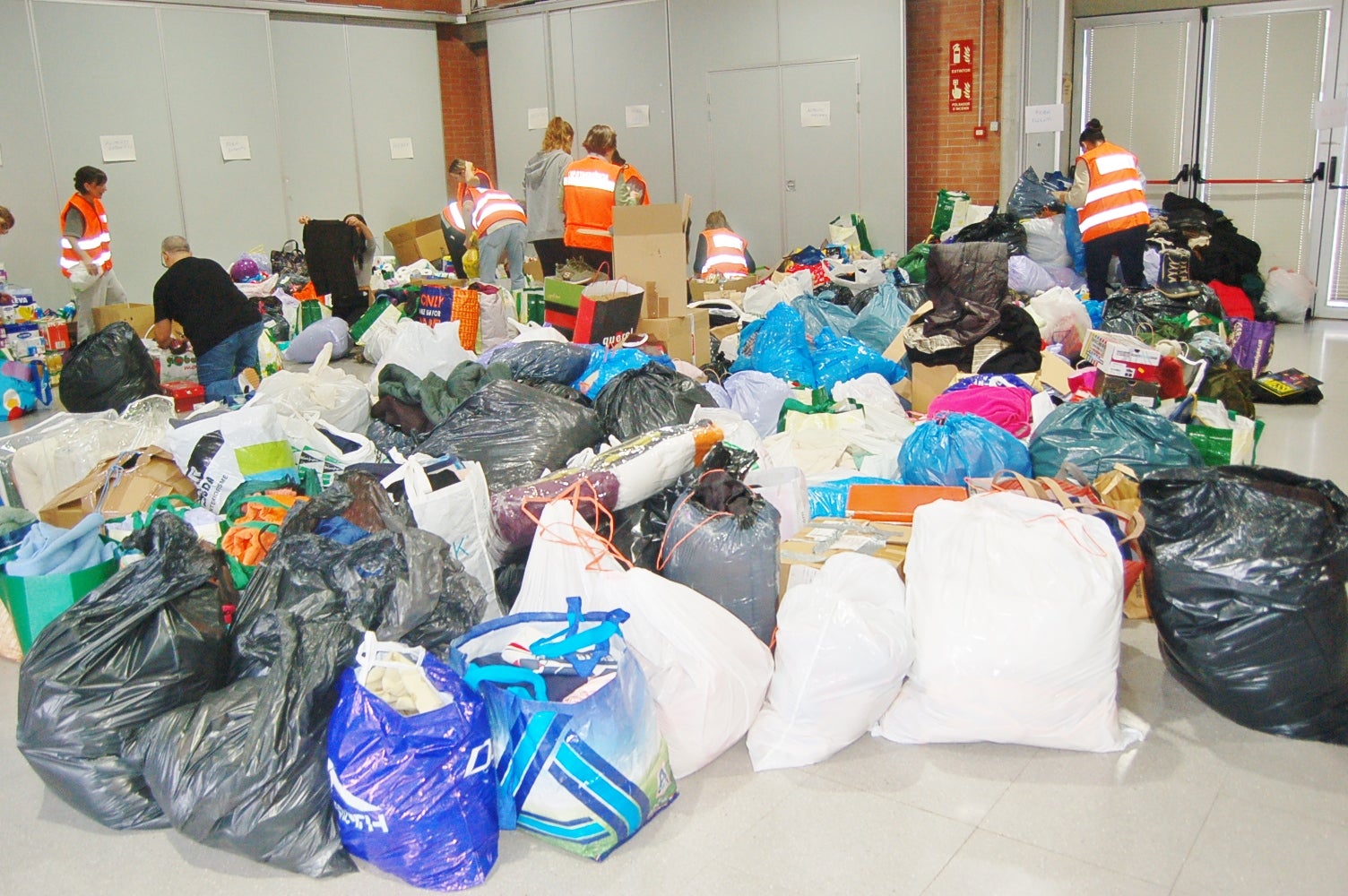 Centenars de persones s'han apropat al punt de recollida al Centre Cívic President Macià per ajudar les persones afectades per la Dana | Ramon Navarro