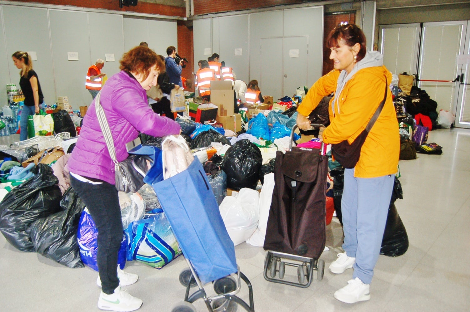 Centenars de persones s'han apropat al punt de recollida al Centre Cívic President Macià per ajudar les persones afectades per la Dana | Ramon Navarro