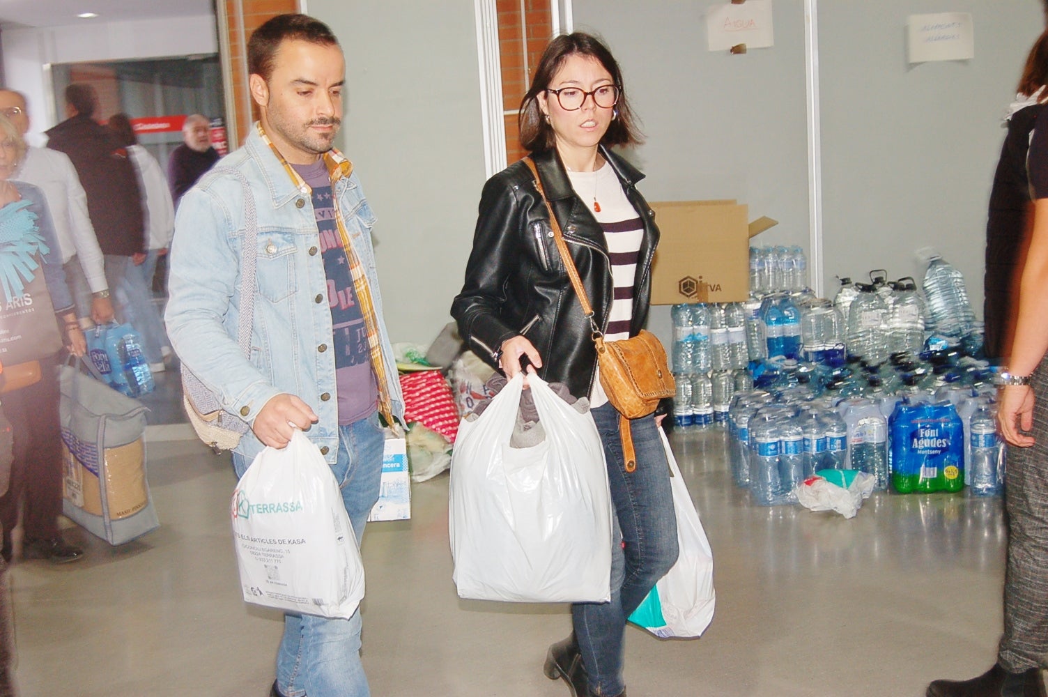 Centenars de persones s'han apropat al punt de recollida al Centre Cívic President Macià per ajudar les persones afectades per la Dana | Ramon Navarro