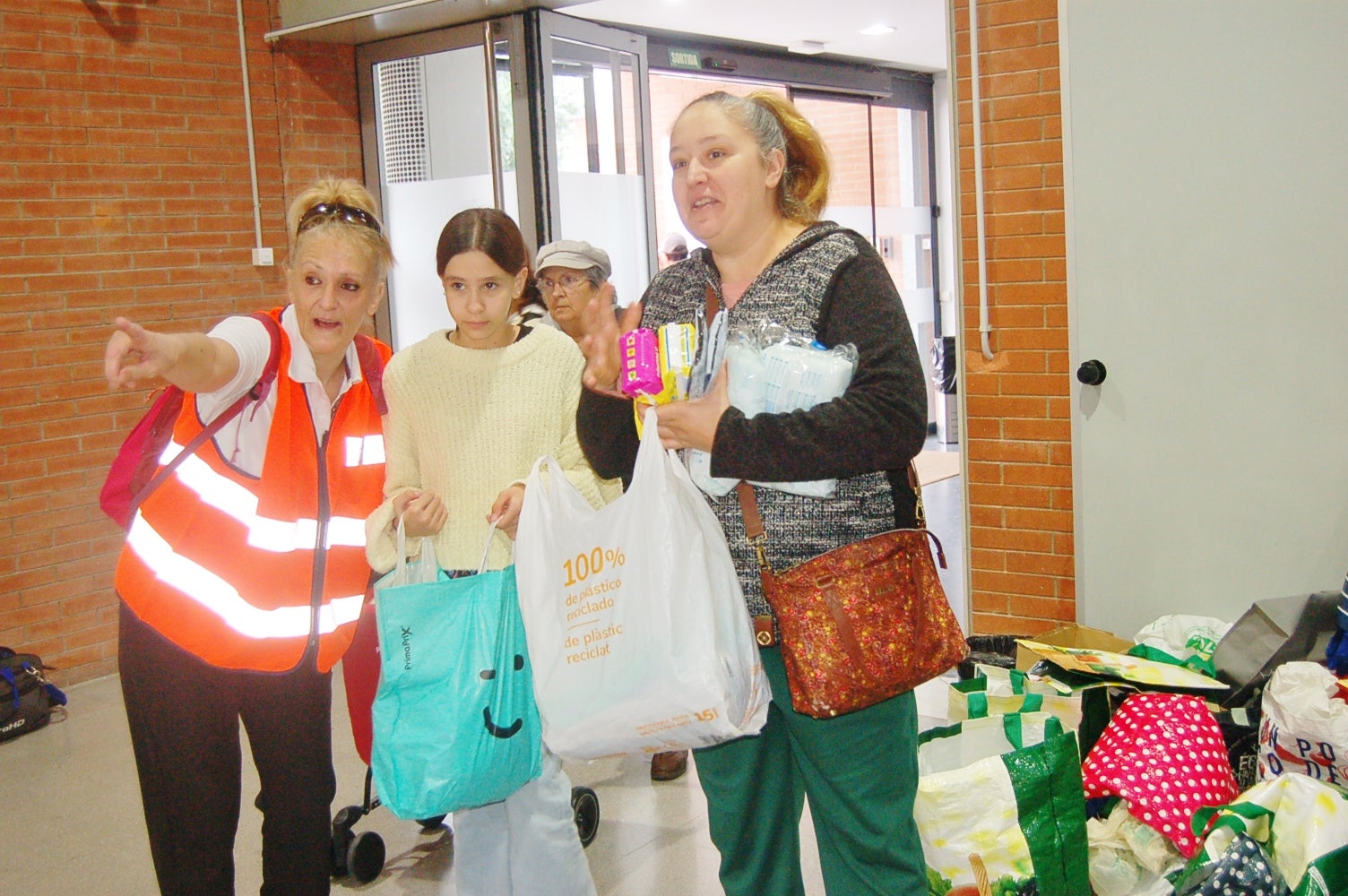 Centenars de persones s'han apropat al punt de recollida al Centre Cívic President Macià per ajudar les persones afectades per la Dana | Ramon Navarro